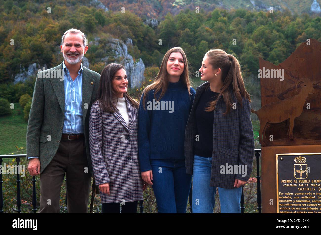 Sotres, Spanien. Oktober 2024. Sotres, die hundert Einwohner dieser asturischen Stadt haben die Könige empfangen, zusammen mit Prinzessin Leonor und Infanta SofÃ-A. Dort haben sie ihre Bräuche und Traditionen kennengelernt. (Kreditbild: © Mercedes Menendez/Pacific Press via ZUMA Press Wire) NUR REDAKTIONELLE VERWENDUNG! Nicht für kommerzielle ZWECKE! Stockfoto