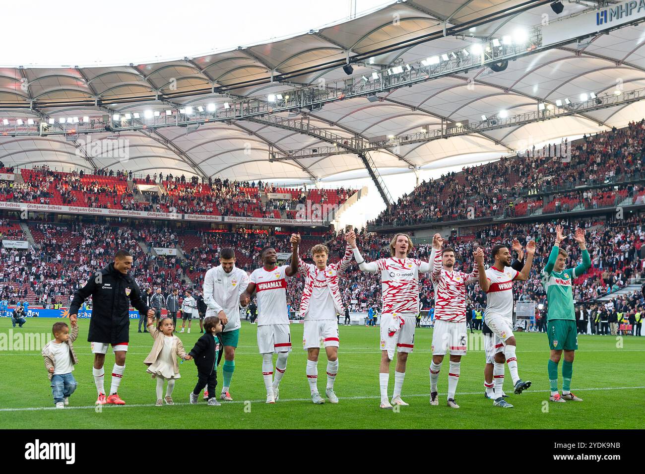 Nach Spielende Schlussjubel, freude bei Enzo Millot (VfB Stuttgart, #08) mit Kindern, Fabian Bredlow (VfB Stuttgart, #01) mit seinem Sohn, El Bilal Toure (VfB Stuttgart, #10), Yannik Keitel (VfB Stuttgart, #05), Nick Woltemade (VfB Stuttgart, #11), Pascal Stenzel (VfB Stuttgart, #15 33), #15), Josha Vagnoman #04, Stuttgart, VfB, Stuttgart, VfB #04, VfB #04, Stuttgart, VfB, VfB #04, Stuttgart, VfB #04, Stuttgart, VfB #04, VfB #04, Stuttgart, VfB #05). Bundesliga, 8. Spieltag, Spielzeit 2024/2025, 26.10.2024, DFL/DFB-VORSCHRIFTEN VERBIETEN JEDE VERWENDUNG VON FOTOGRAFIEN ALS BILDSEQUENZEN UND/ODER QUASI-VIDEO, Foto: Eibner-Pressefoto/Wolf Stockfoto