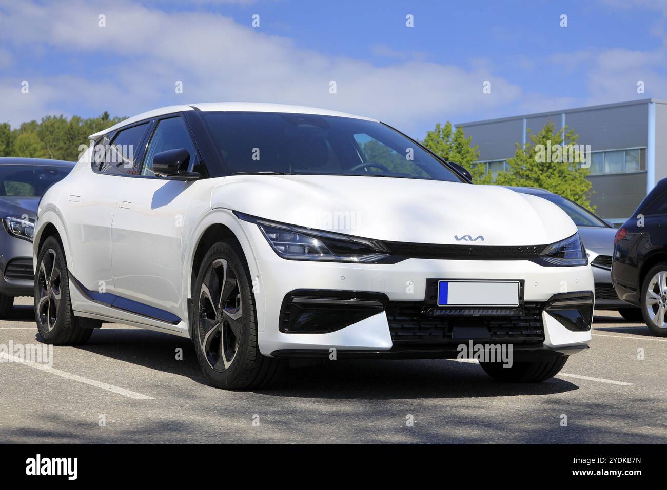 Weißer Kia EV6 vollelektrischer Crossover-Wagen, der im neuen Autohaus geparkt wird. Salo, Finnland. Juni 2023 Stockfoto Weißer Kia EV6 vollelektrischer Crossover-Wagen, der im neuen Autohaus geparkt wird. Salo, Finnland. Juni 2023 Stockfoto