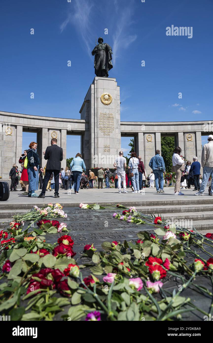 09.05.2024, Berlin, Deutschland, Europa, Russen und prorussische Sympathisanten legen am Siegestag Blumen und Kränze vor dem sowjetischen Denkmal in t Stockfoto