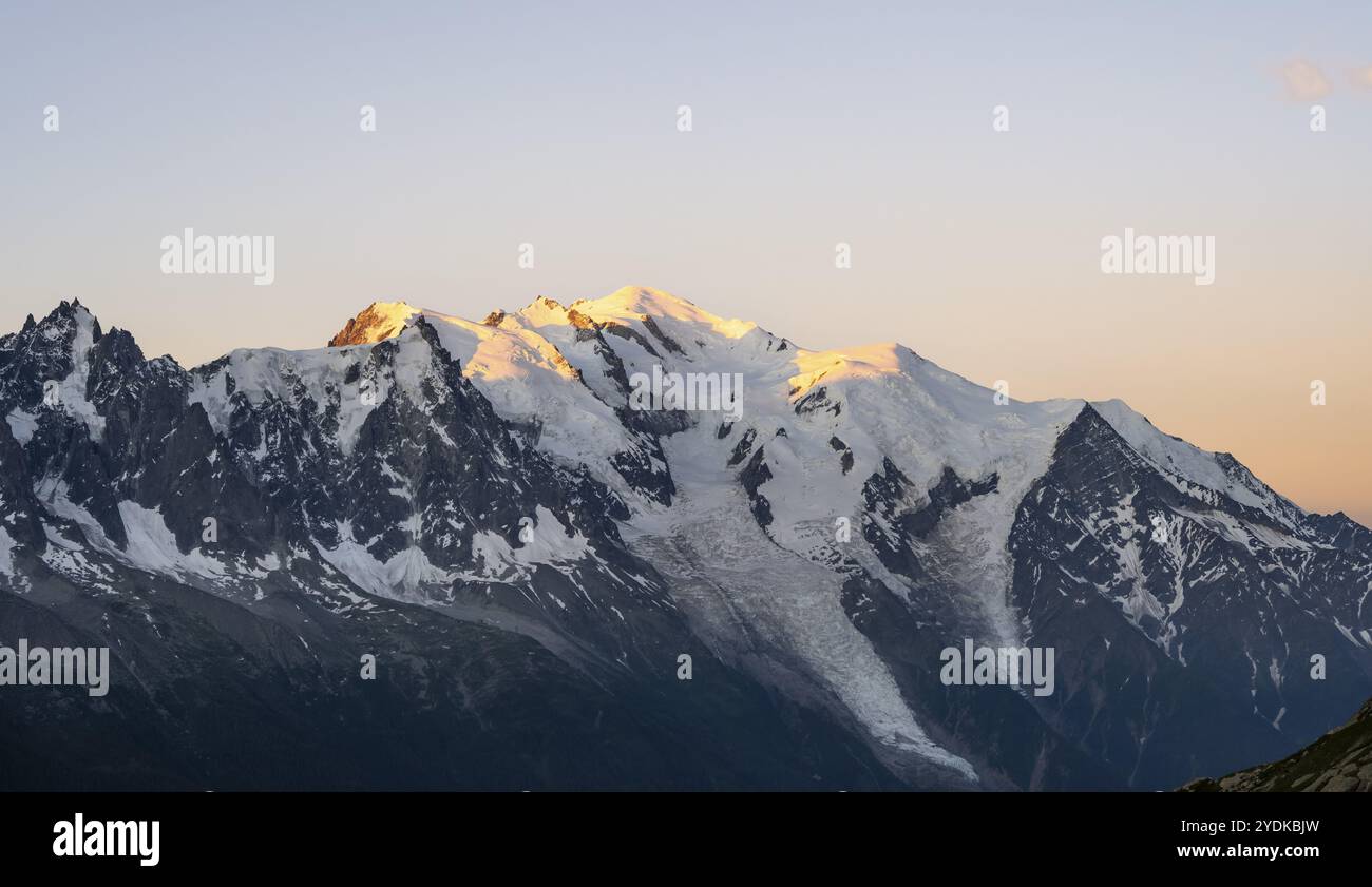 Morgendliche Atmosphäre, Berglandschaft bei Sonnenaufgang, vergletschter Berggipfel des Mont Blanc im Morgenlicht, Mont Blanc-Massiv, Chamonix-Mont-Blanc Stockfoto