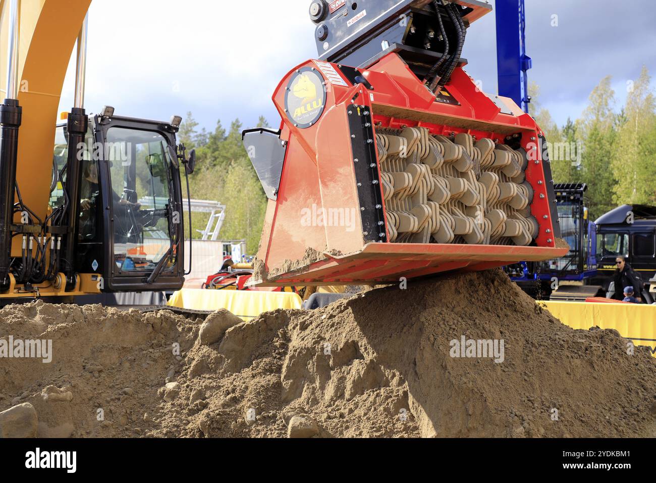 Hyvinkaa, Finnland. September 2019. Erdung der Abschirmung am Anbaugerät des Cat-Hydraulikbaggers ALLU D-Transformators am Maxpo 2019 Stockfoto