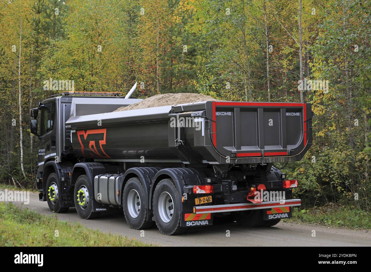 LAUKAA, FINNLAND, 22. SEPTEMBER 2017: Der Scania G450 XT Kipper der nächsten Generation transportiert Sand auf einer Probefahrt auf einer Forststraße während Scania Laukaa Tup Stockfoto