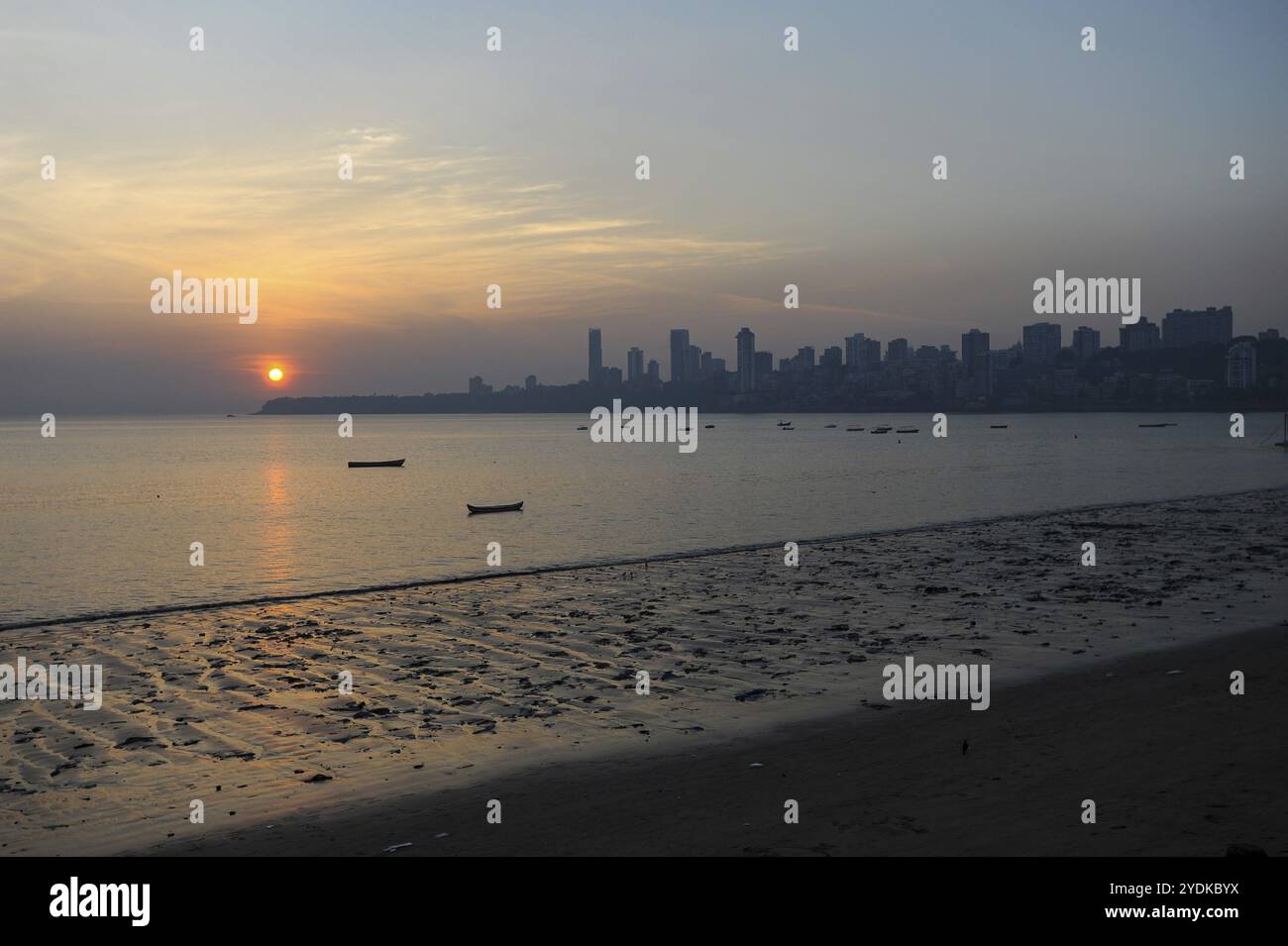 12.12.2011, Mumbai, Maharashtra, Indien, Asien, Sonnenuntergang am Chowpatty Beach entlang des Marine Drive mit der Silhouette der Skyline von Malabar Hill im Hintergrund Stockfoto