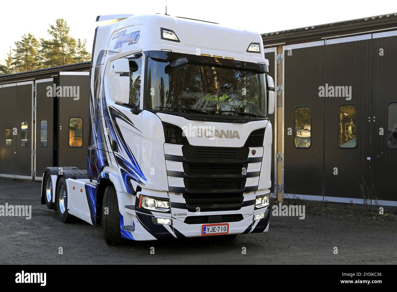 RASEBORG, FINNLAND, 19. NOVEMBER 2016: Scania S500 der nächsten Generation von Transport K Lindholm & Co. Wird auf eine Werft verlegt. Der Raseborg-basierte Transport Stockfoto