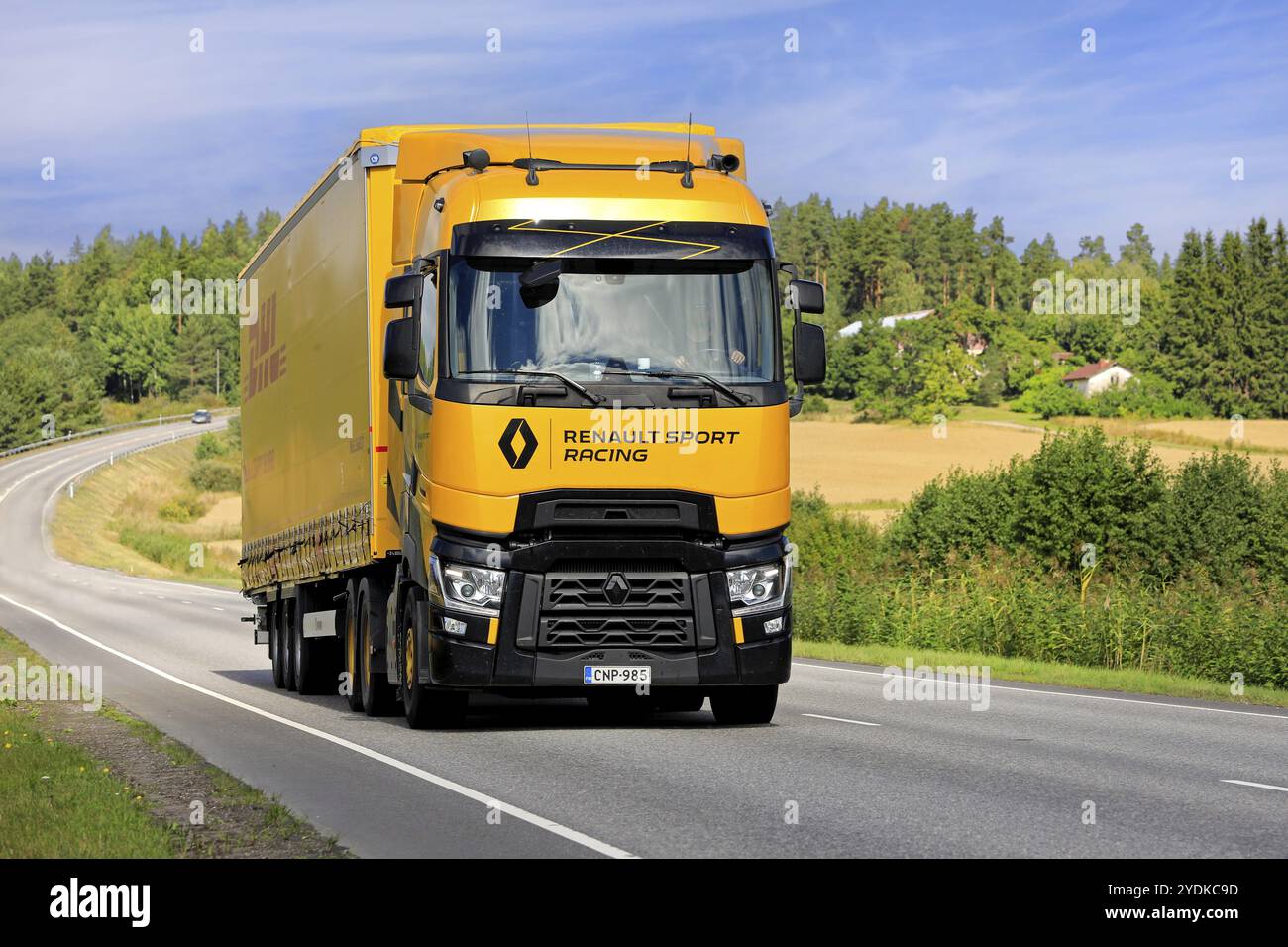 Renault Trucks T High Renault Sport Racing, Sirius gelb auf der Straße. Limitierte Auflage von 100 Fahrzeugen, davon 10 in Finnland. Salo, Finnland. August 22 Stockfoto