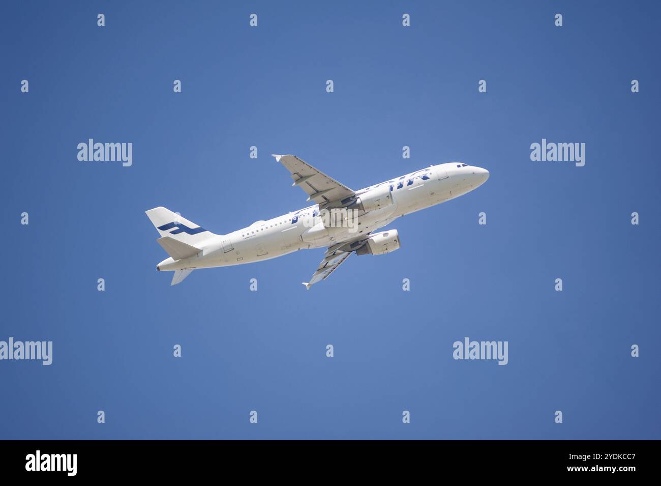 13.05.2024, Berlin, Deutschland, Europa, Ein Finnair Airbus A320-214 Passagierflugzeug mit der Registrierung OH-LXH startet vom Flughafen Berlin Brandenburg Stockfoto