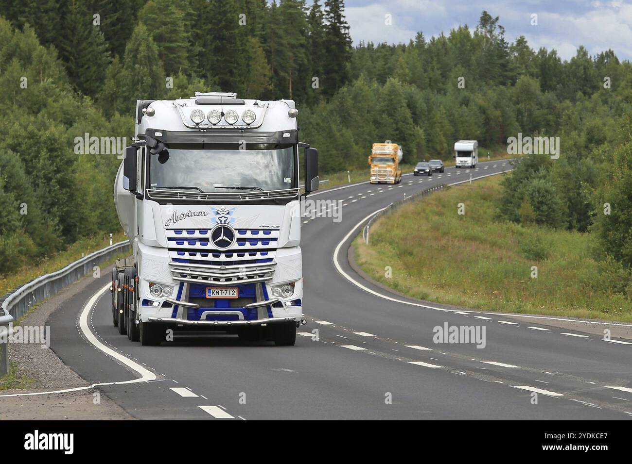 JALASJARVI, FINNLAND, 14. AUGUST 2016: Tankwagen Mercedes-Benz Arocs 3258L und Scania R164 von Kuljetus Auvinen fahren auf der malerischen Straße von der Fahrt zurück Stockfoto