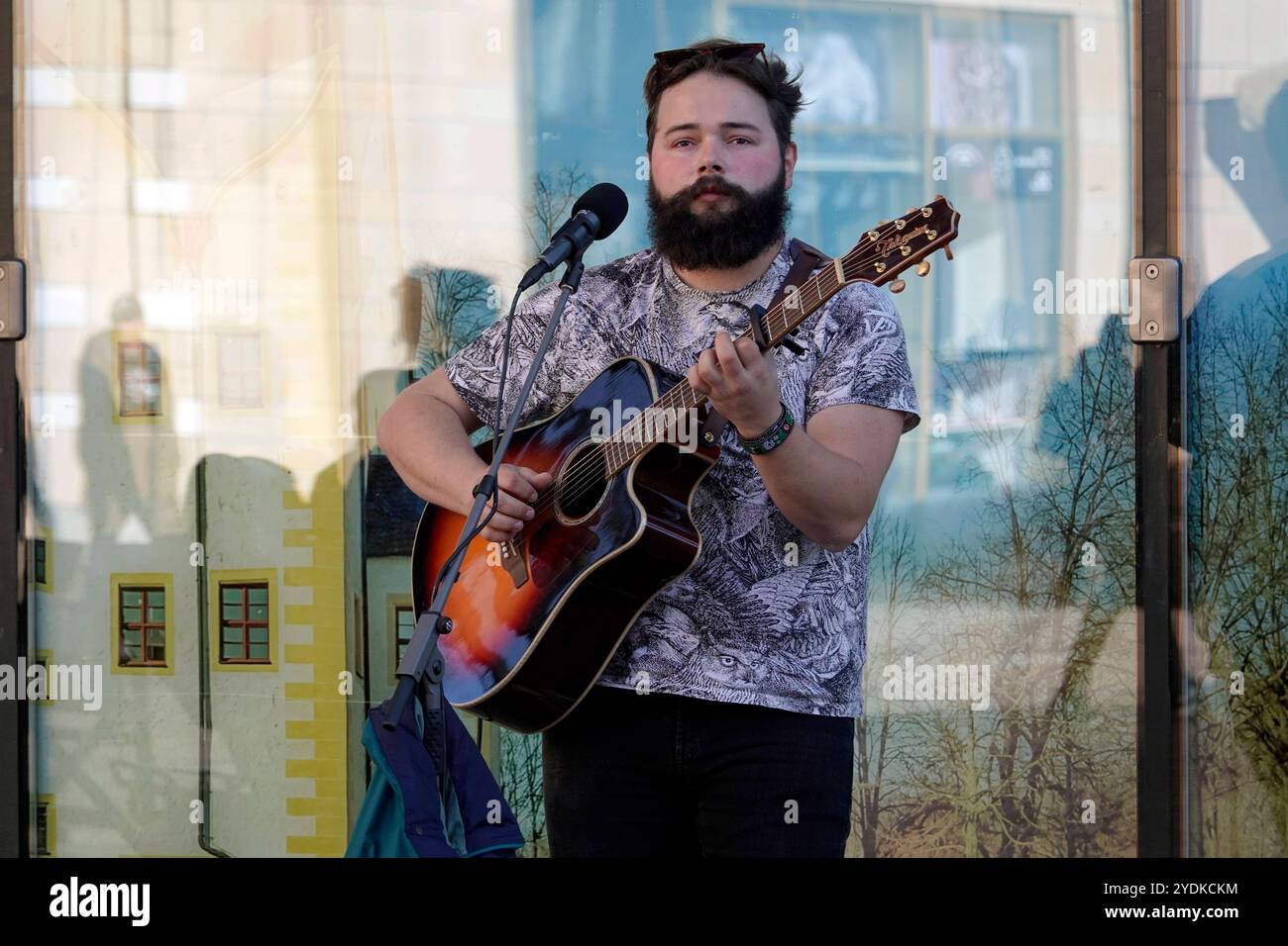 Kulturhauptstadt anders 25.10.2024, Chemnitz, Marlt, Innenstadt, bei 20 Grad und sommerlichem Flair auf dem Markt, Kaffee trinken bei Emils , im Himtergrund Straßenmusik vom Slovaken und Solokünstler Chris Ellys ist ein Solokünstler, der zur jungen Welle der slowakischen Musikszene gehört. Sein Sound kann als Indie-Pop mit einem Hauch von Rock beschrieben werden. Bei den Tootoot Awards wurde er mit dem Preis Top Fan Band 2016 ausgezeichnet und bei den Slovak Radio Head Awards in der Kategorie Best New Act nominiert. Ende 2016 veröffentlicht er sein Debütalbum Lonely Tree und tourte anschließe Stockfoto