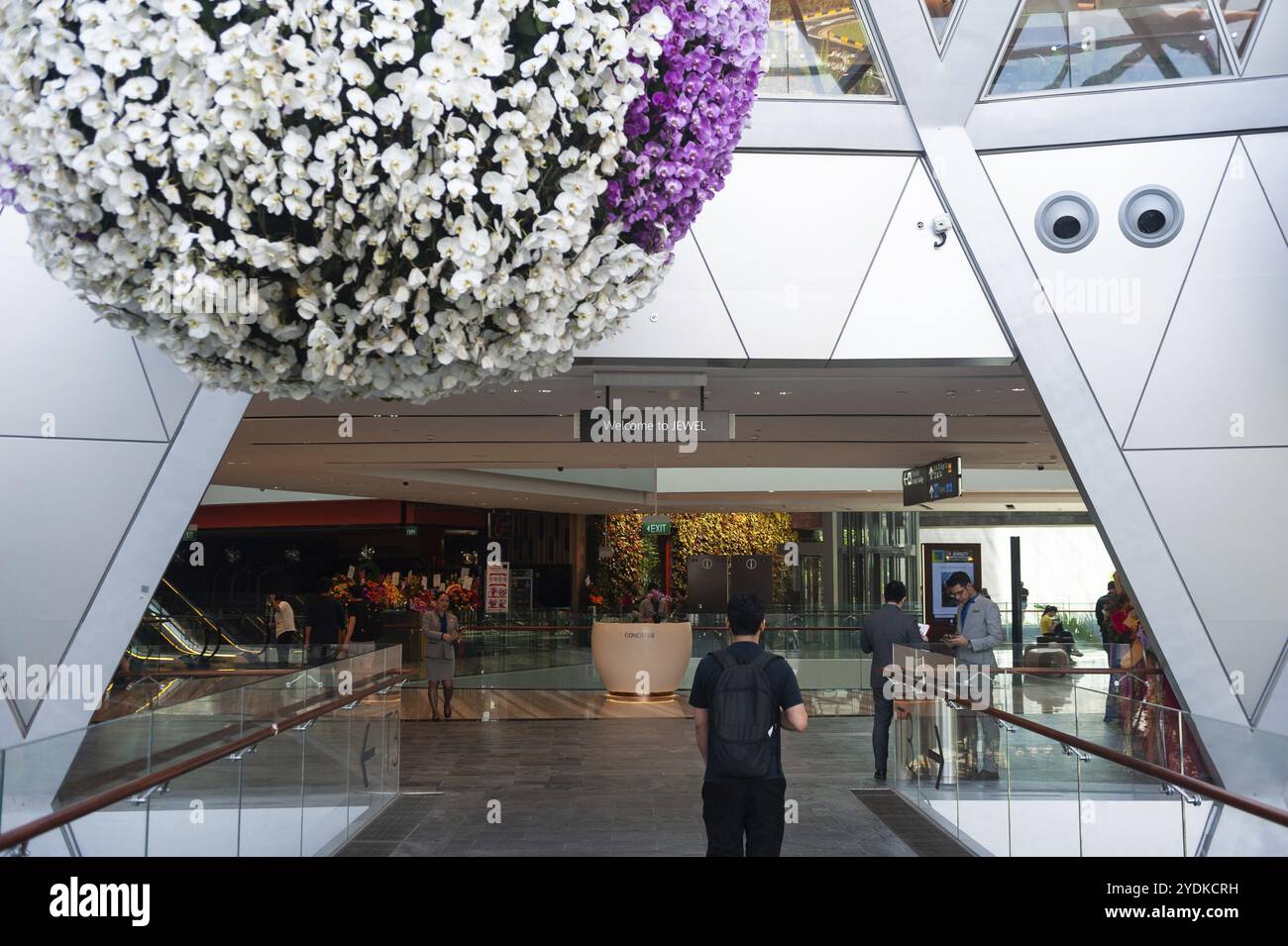 18.04.2019, Singapur, Republik Singapur, Asien, Menschen im neuen Jewel Terminal am Changi International Airport. Das Design stammt aus dem Archit Stockfoto