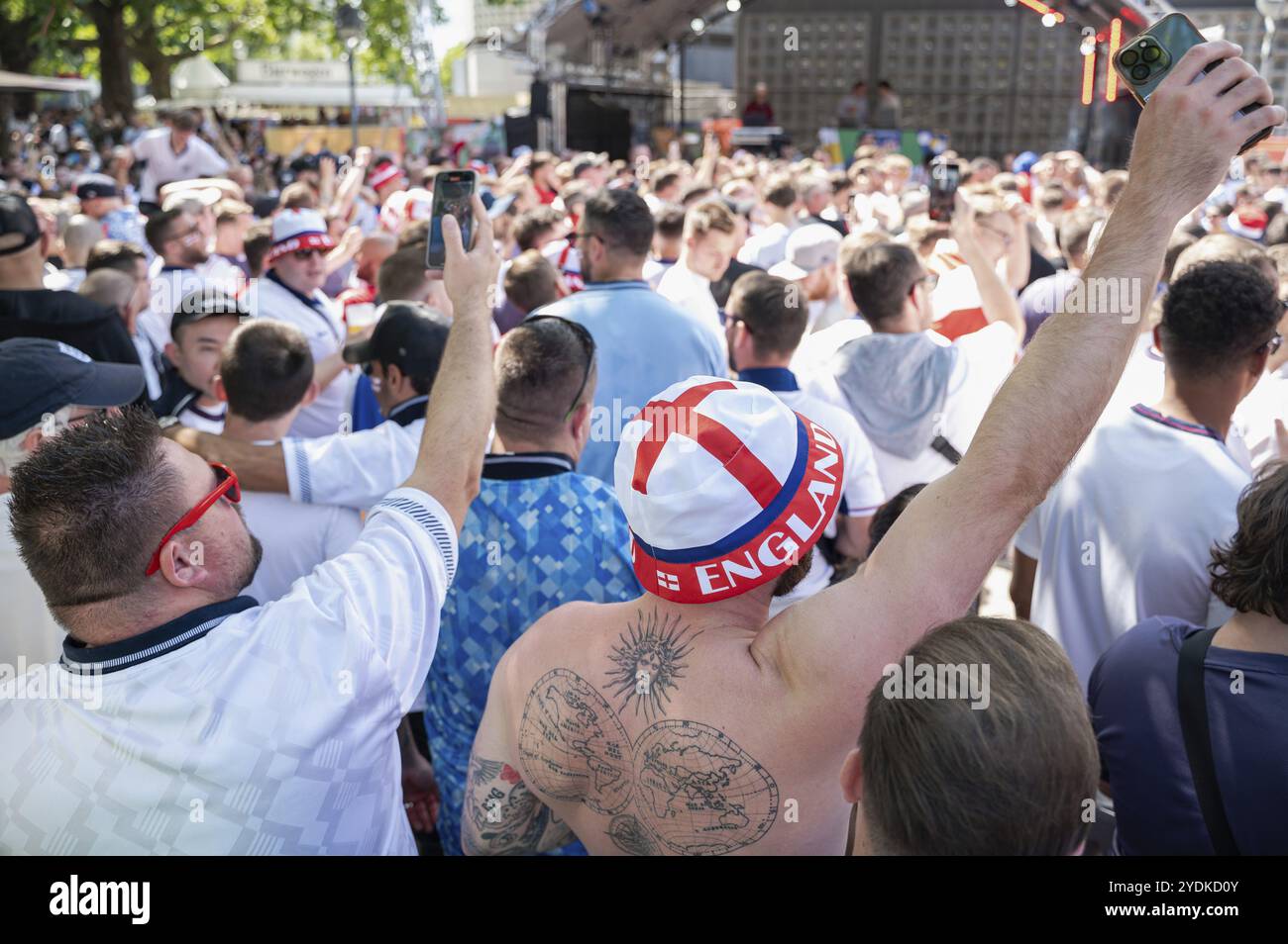 14.07.2024, Berlin, Deutschland, Europa, Fans der englischen Fußballnationalmannschaft treffen sich auf dem Breitscheidplatz vor dem Europa-Center in Berlin-Cha Stockfoto