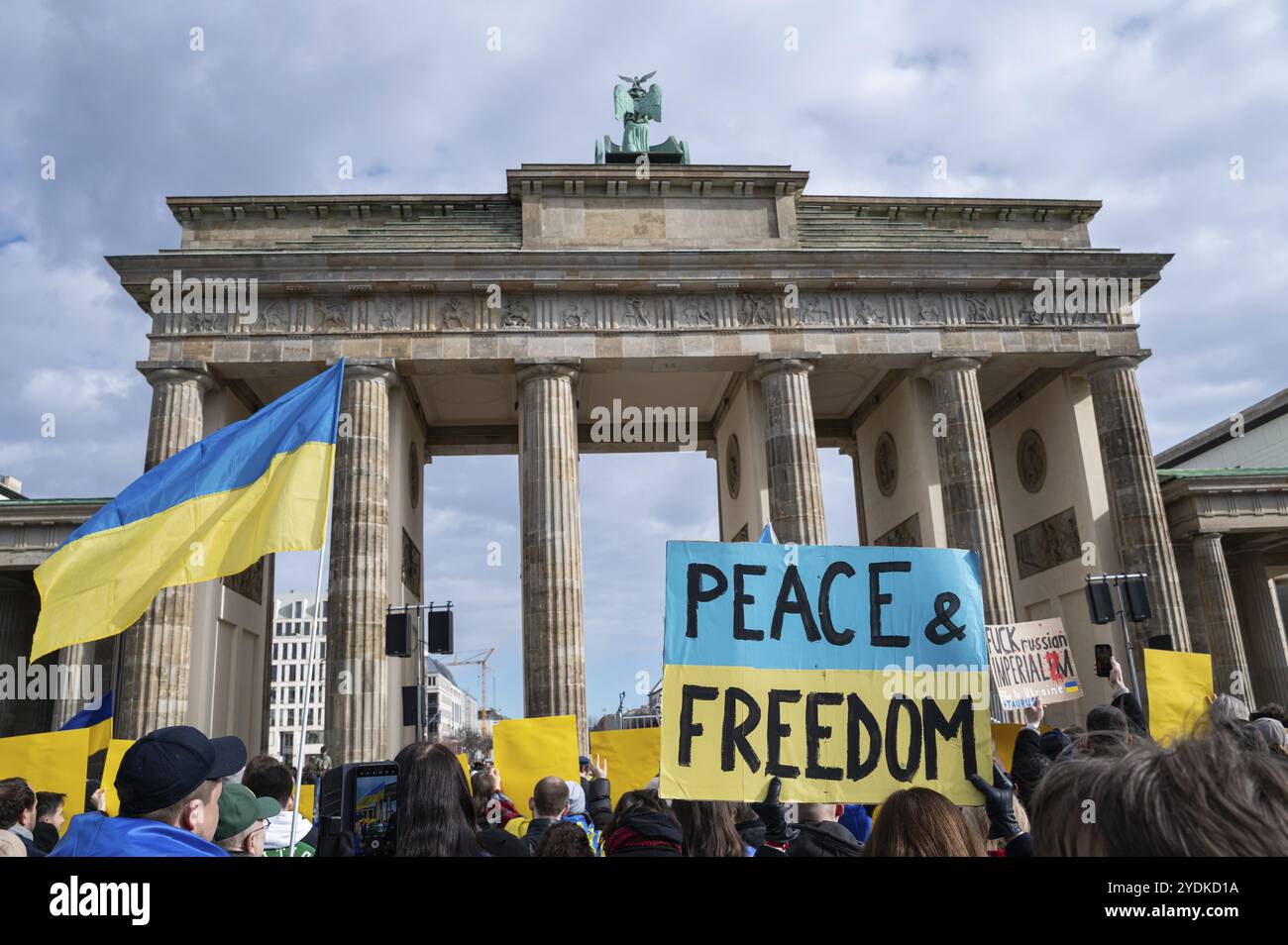 24.02.2024, Berlin, Deutschland, Europa, rund 2000 Menschen nehmen an einer friedlichen proukrainischen Protestkundgebung zum zweiten Jahrestag der Ruß Teil Stockfoto