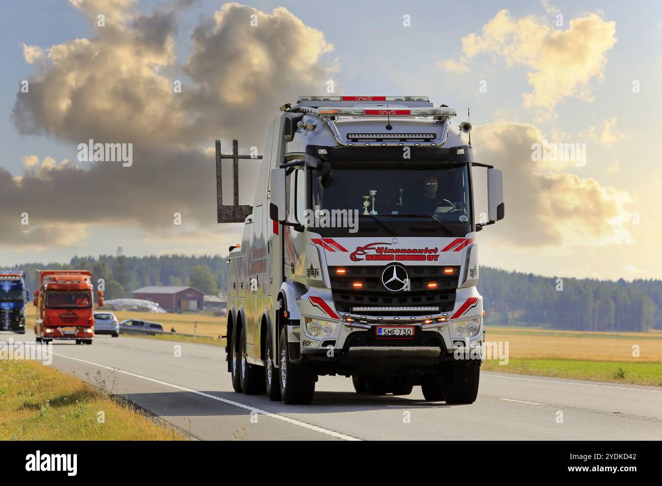 Mercedes-Benz Arocs Schwerlastschlepper von Hinausautot Raimo Moisio Oy im Lkw-Konvoi. Jalasjarvi, Finnland. August 2018 Stockfoto