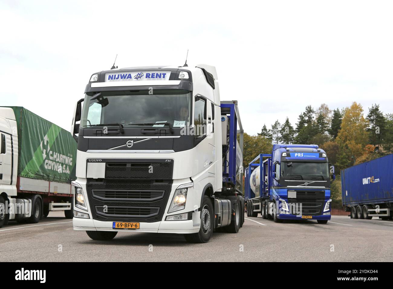 SALO, FINNLAND, 4. OKTOBER 2015: Zwei Volvo FH Tankwagen verlassen den LKW-Stopp Salo. Volvo Trucks führt einen Positionierungsservice für zeitkritische Transporte ein Stockfoto