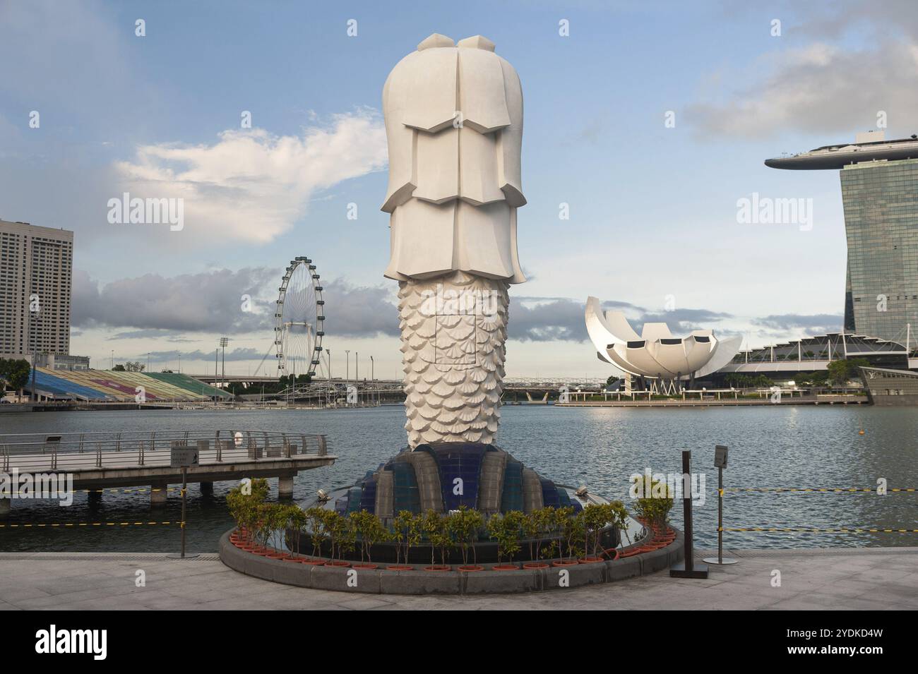 28.05.2020, Singapur, Republik Singapur, Asien, verlor den Merlion Park mit einer Statue an der Uferpromenade in Marina Bay während der Abriegelung in der Nähe der Marina Bay Stockfoto