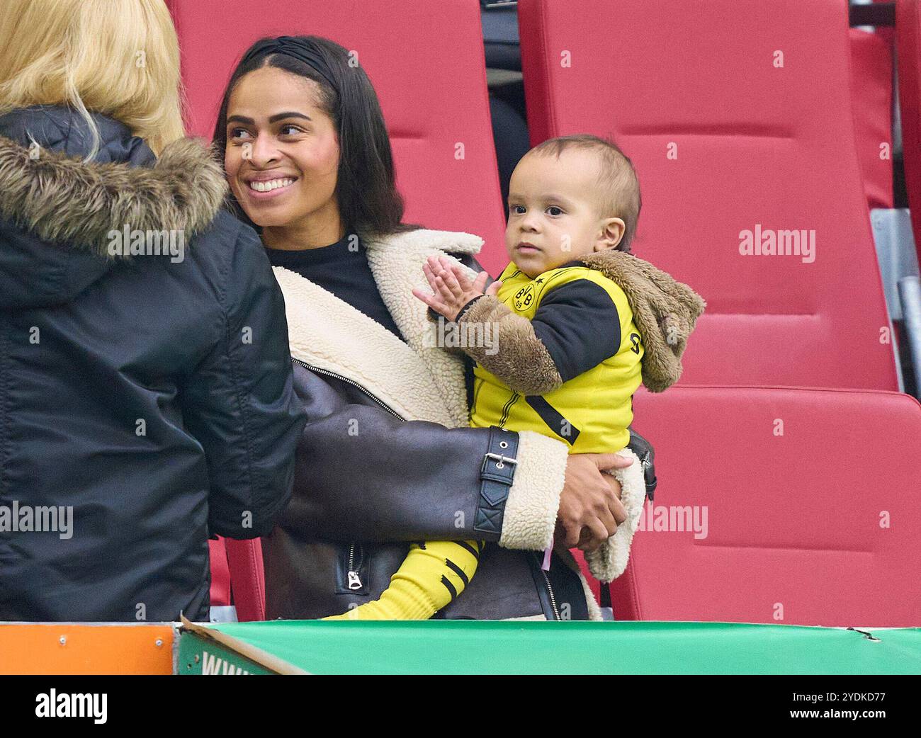 nico-schlotterbeck-bvb-4-ehefrau-sabrina-und-baby-im-spiel-fc-augsburg
