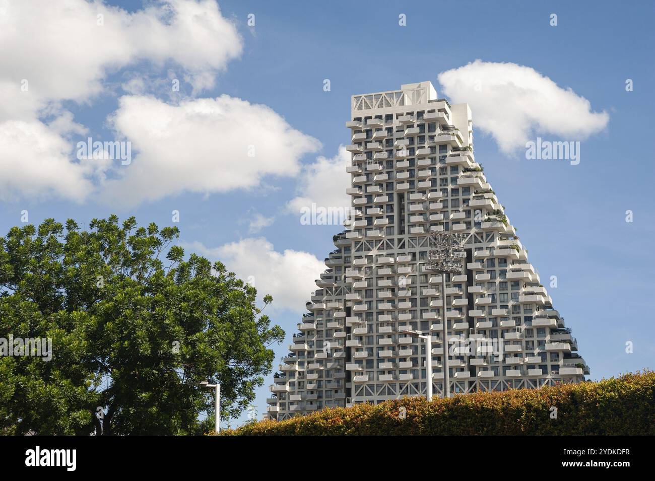 09.05.2020, Singapur, Republik Singapur, Asien, Blick auf den Sky Habitat Wohnturm im Stadtteil Bishan, entworfen von israelisch-kanadischem Arc Stockfoto