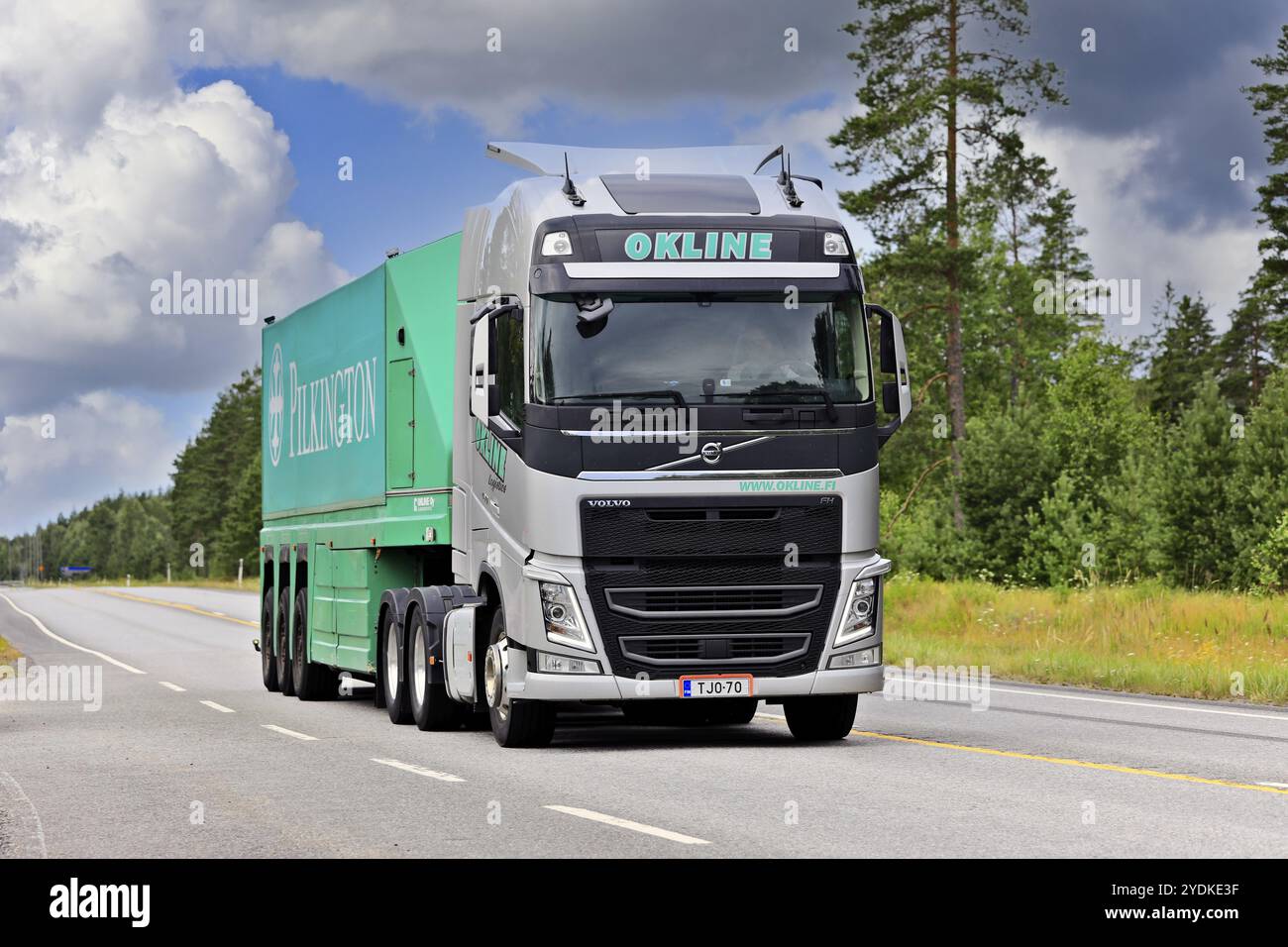 Der Silver Volvo FH Truck von Okline Oy zieht an einem Sommertag Pilkington Glasanhänger entlang des Highway 25. Raasepori, Finnland. Juli 2020 Stockfoto