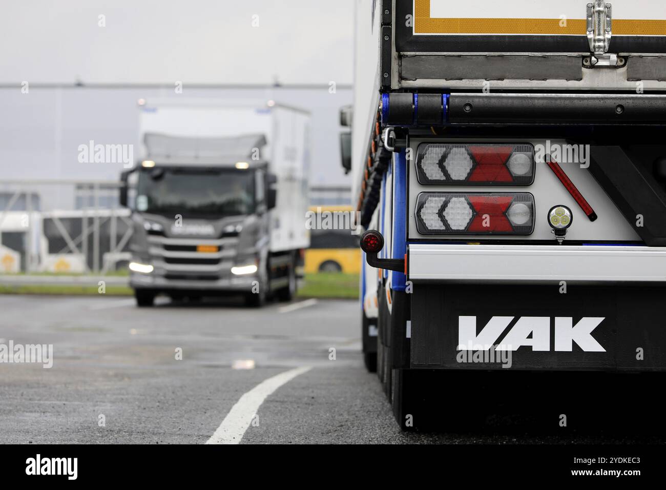 Turku, Finnland. August 2019. VAK Anhänger und Scania CNG/CGB Gasbetriebener P340 Lieferwagen, in Kameraunschärfe. Scania in Finnland 70 Jahre Tour Stockfoto