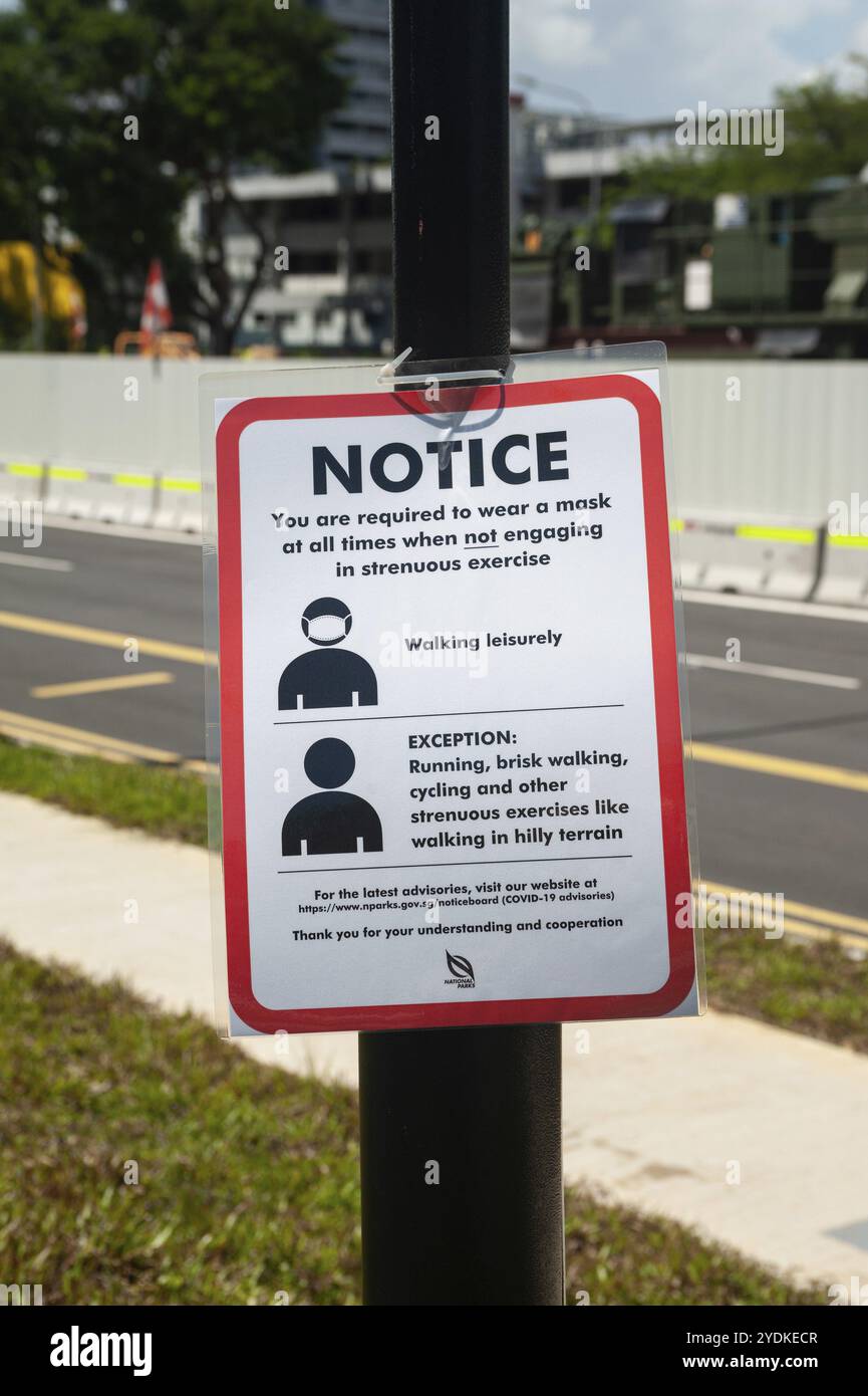 22.04.2020, Singapur, Republik Singapur, Asien, Ein Schild über COVID-19 hängt an einem Lampenträger, das verbindliche Maßnahmen zur weiteren Begrenzung des spr angibt Stockfoto