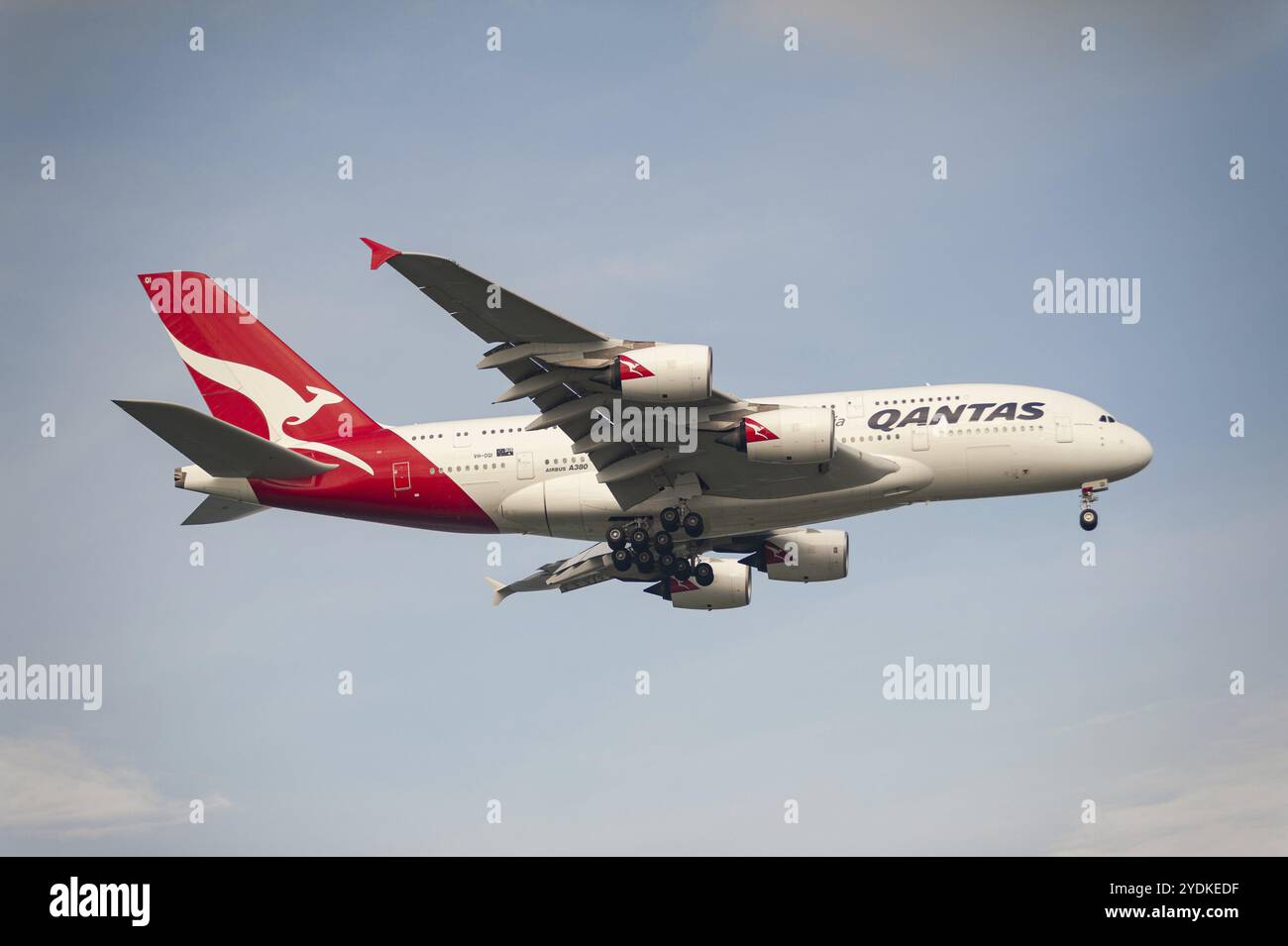 02.08.2023, Singapur, Republik Singapur, Asien, Ein Passagierflugzeug der australischen Fluggesellschaft Qantas Airways vom Typ Airbus A380-800 mit dem Stockfoto
