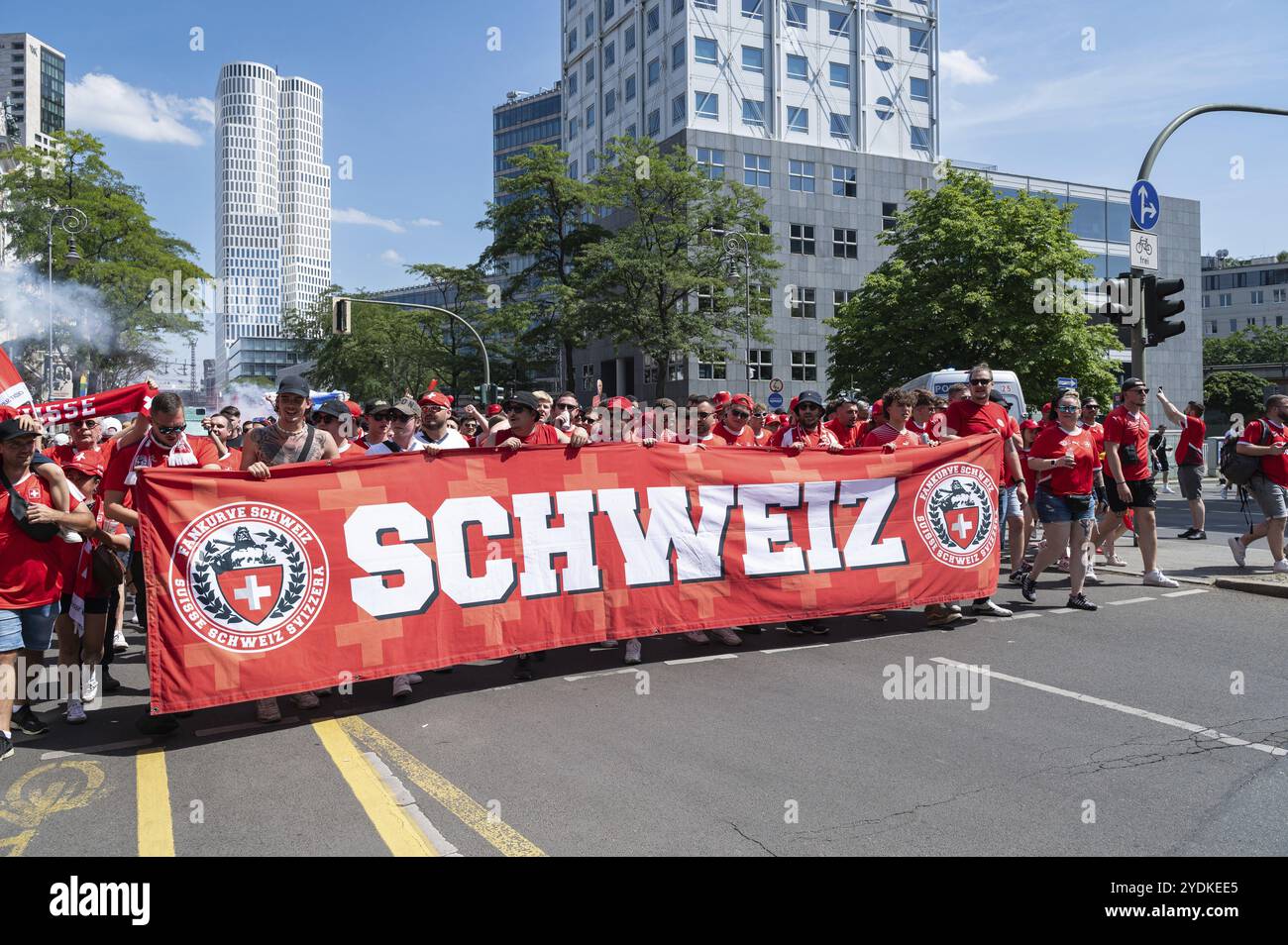 29. Juni 2024, Berlin, Deutschland, Europa, Fußballfans der Schweizer Fußballnationalmannschaft auf einem fanmarsch durch die Berliner City West entlang der Kantstraße i Stockfoto
