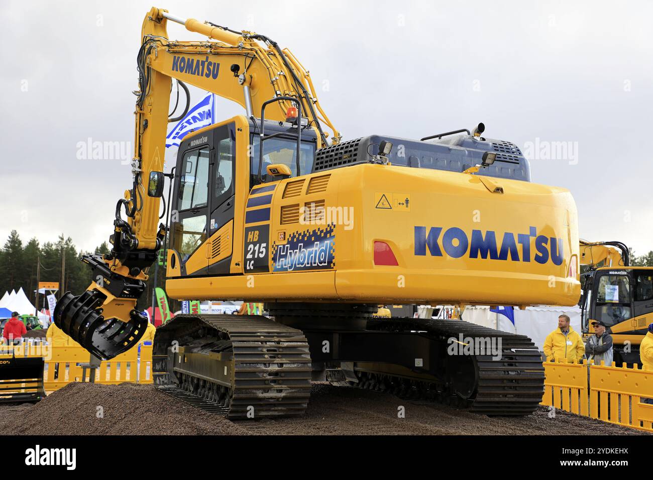 Hyvinkaeae, Finnland. September 2019. Der Fahrer des Komatsu HB 215 LC Hybrid-Baggers zeigt hohe Präzision, indem er Karten mit dem Greifer aufnimmt Stockfoto