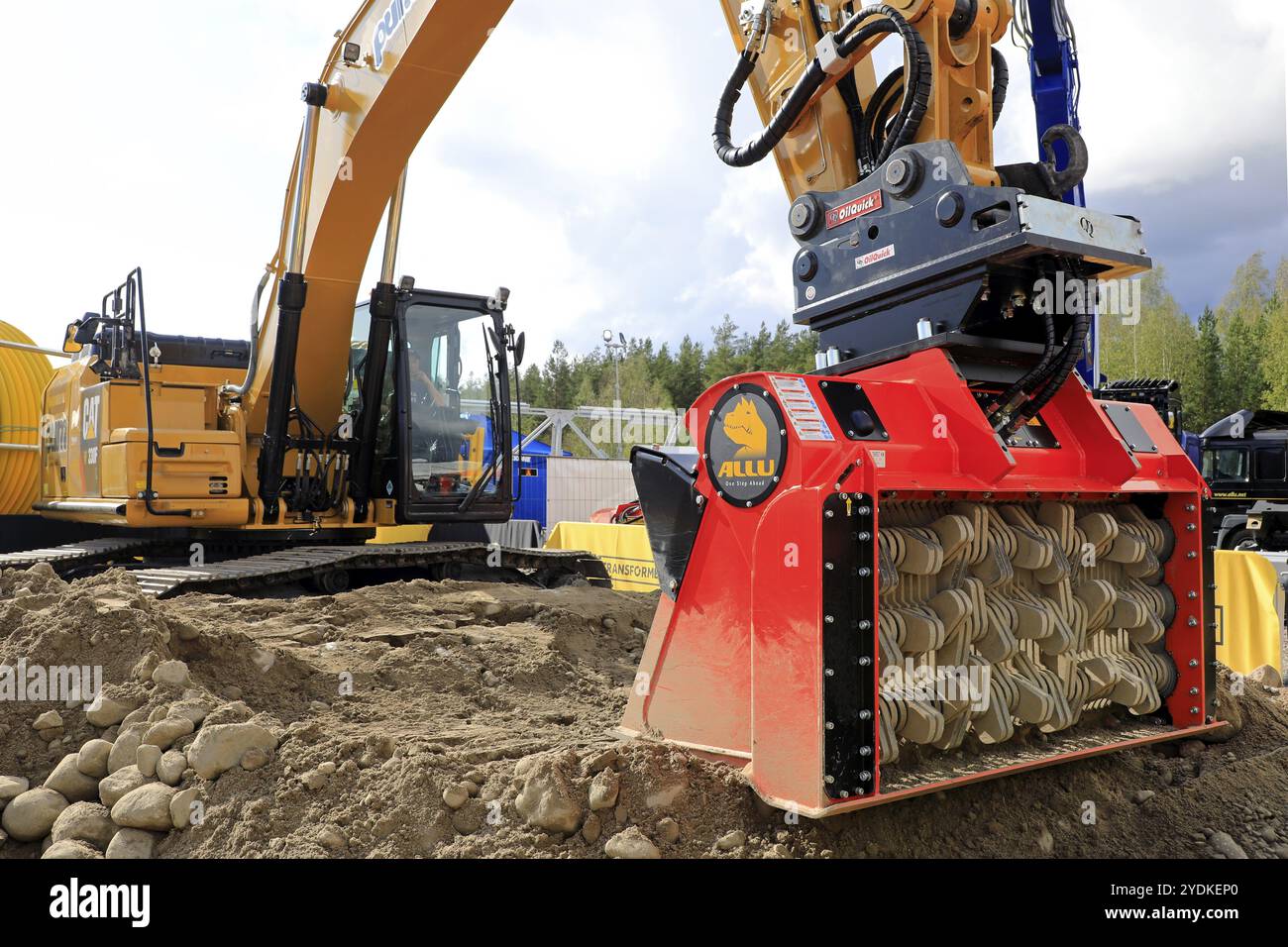 Hyvinkaa, Finnland. September 2019. ALLU D-Transformator-Hydraulikausrüstung für Materialumschlaganwendungen beim Cat-Hydraulikbagger 330F auf Maxpo 2019 Stockfoto