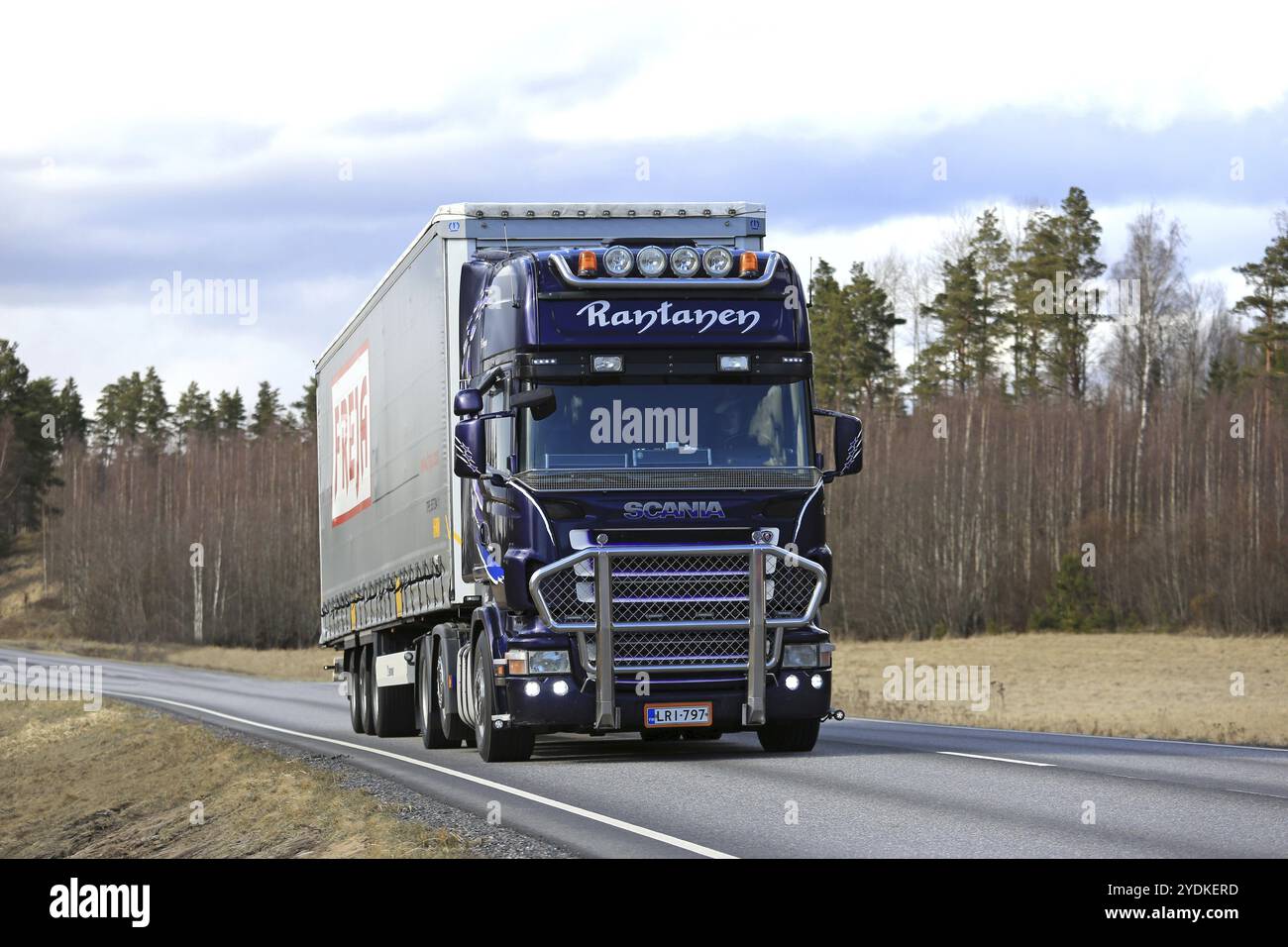 SALO, FINNLAND, 21. APRIL 2017: Der lila Swap-Truck Scania R500 von JR-Trans transportiert an einem Frühlingsabend einen Lastenanhänger auf der Autobahn Stockfoto