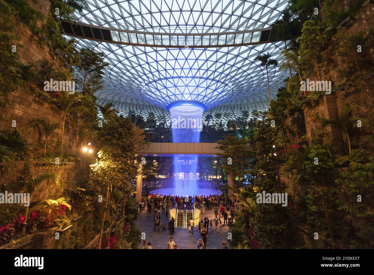 28.04.2019, Singapur, Republik Singapur, Asien, Blick auf das neue Jewel Terminal mit Wasserfall und Forest Valley am Changi International Airport. T Stockfoto