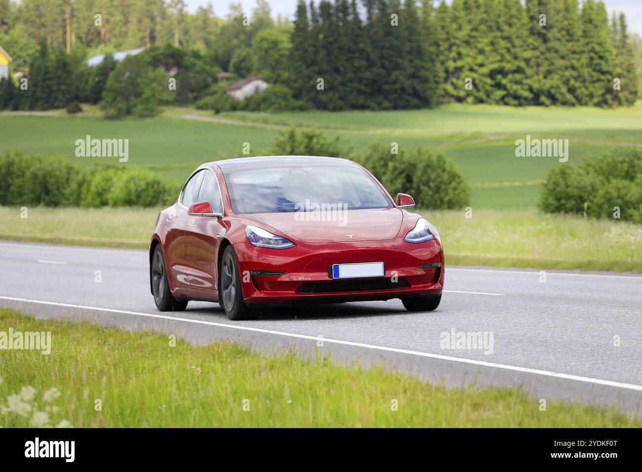 Red Tesla Model 3 Limousine Elektroauto Jahr 2020 bei hoher Geschwindigkeit auf der Autobahn. Salo, Finnland. Juni 2022 Stockfoto