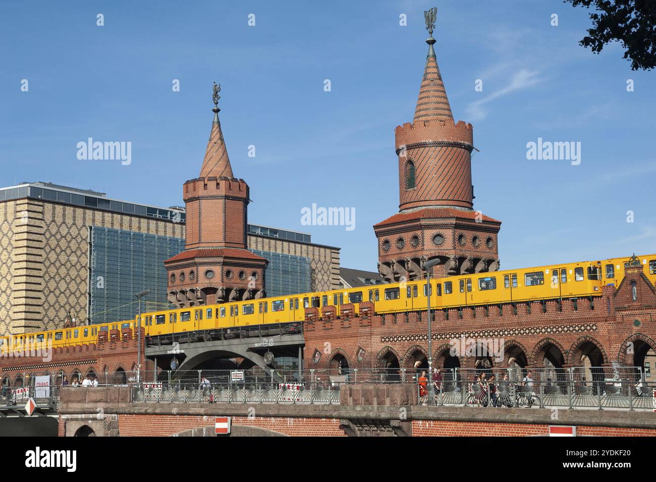 24.06.2019, Berlin, Deutschland, Europa, überquert eine U-Bahn die Oberbaumbrücke, die die beiden Stadtteile Kreuzberg und Friedrichshai verbindet Stockfoto