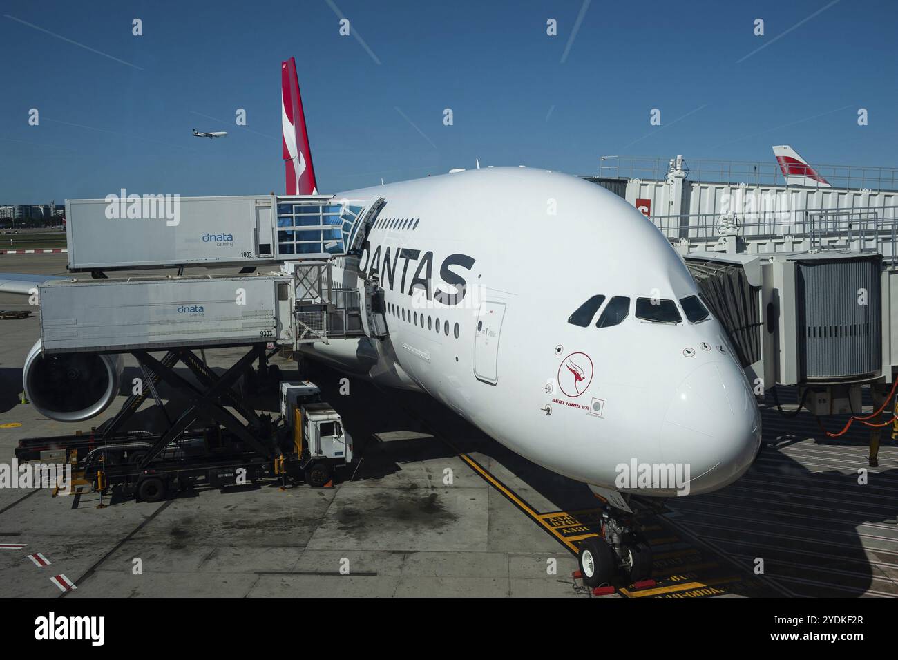 28.09.2019, Sydney, New South Wales, Australien, Ein Passagierflugzeug des Qantas Airbus A380-800 parkt am Flugsteig des Kingsford Smith International Airport Stockfoto