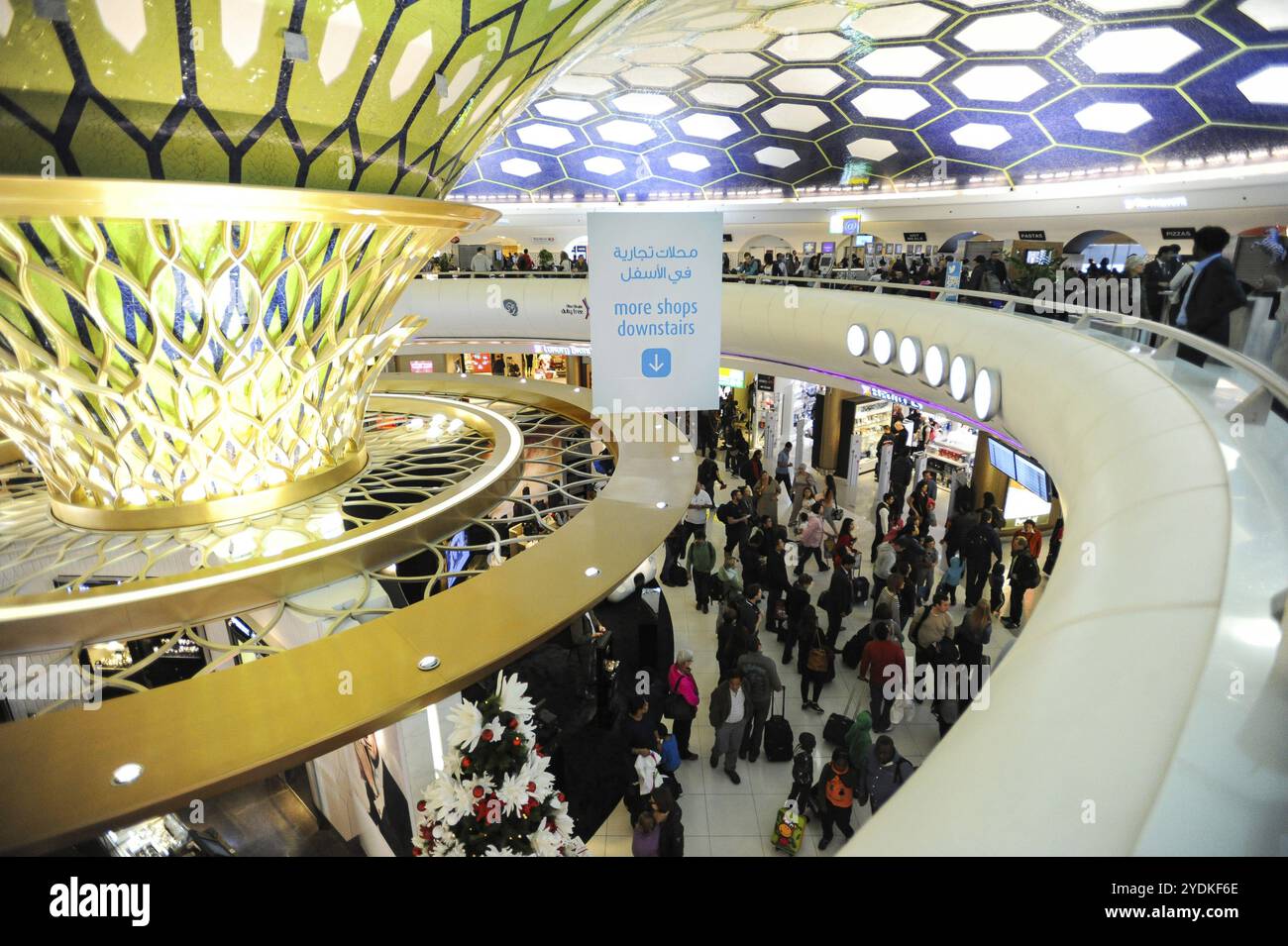 04.01.2014, Abu Dhabi, Vereinigte Arabische Emirate, Innenansicht der Transithalle mit Duty-Free-Geschäften im alten Terminal am internationalen Flughafen, Stockfoto