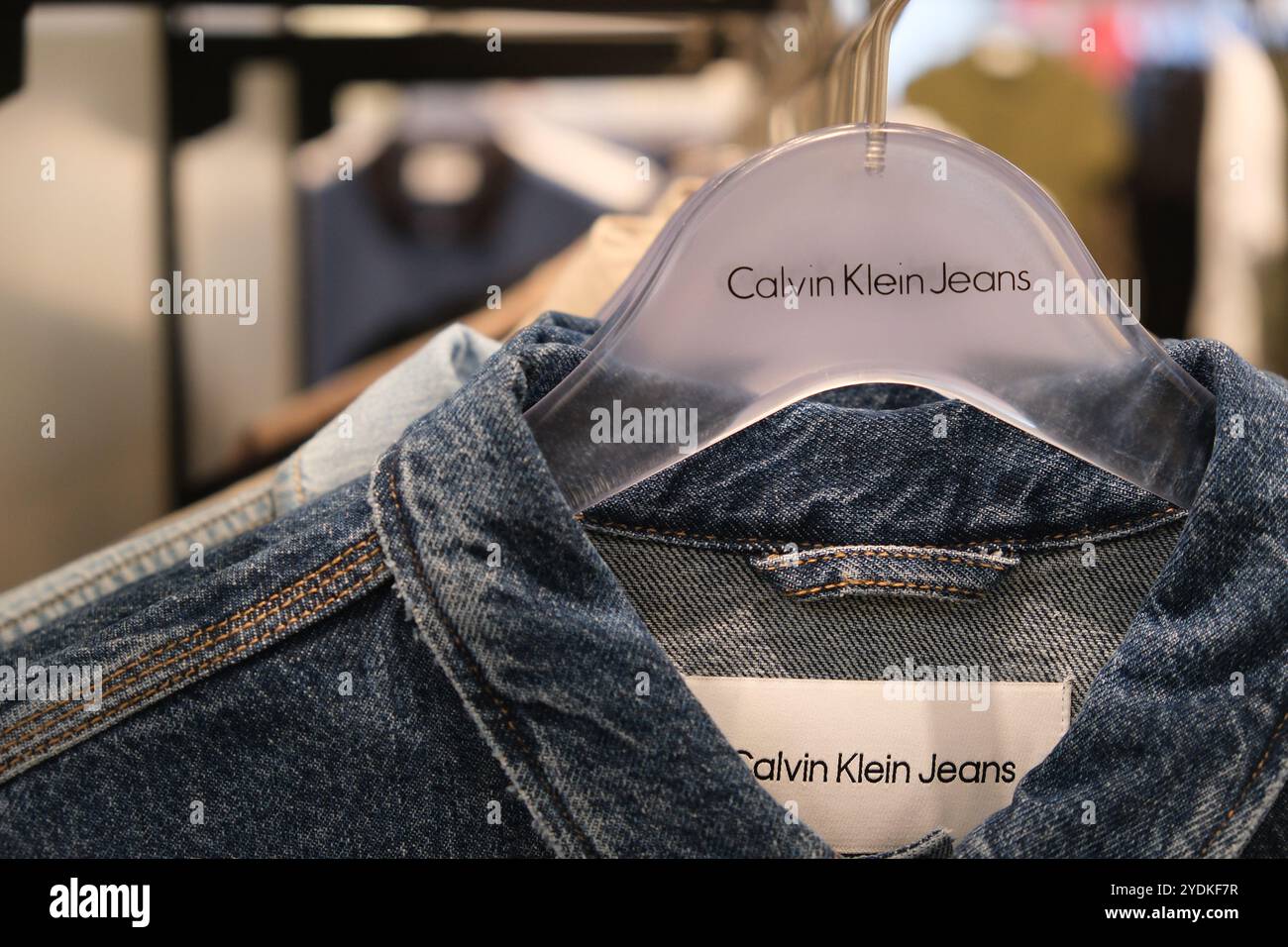 Suzhou, China-20. August 2023: Calvin Klein Markenlogo auf Jeans Kleiderbügel Stockfoto