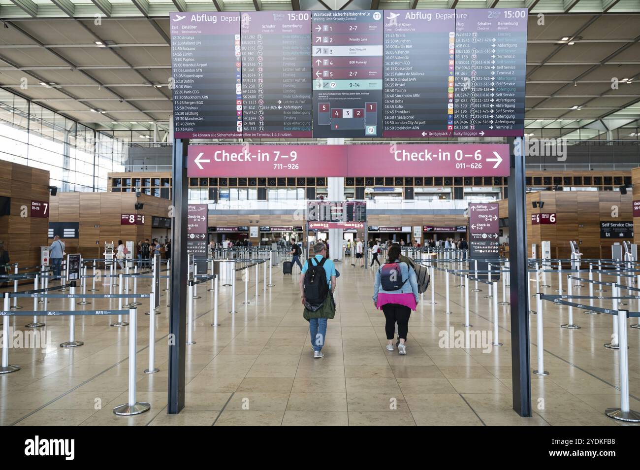 04.06.2023, Berlin, Deutschland, Europa, ein Innenfoto zeigt Fluggäste im Terminal 1 des Berlin-Brandenburg International Airport BER, Europa Stockfoto