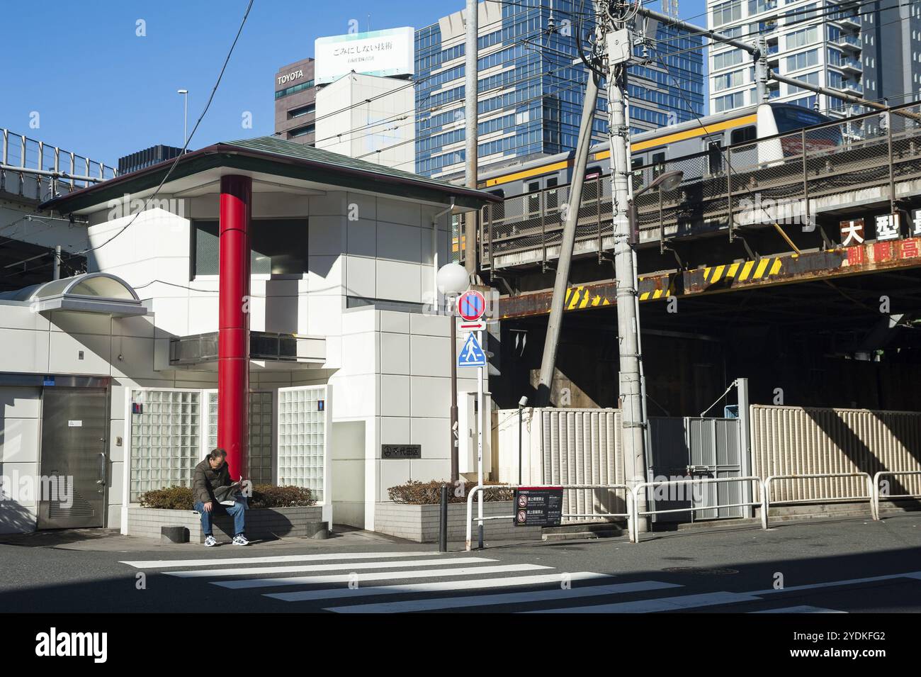 01.01.2018, Tokio, Japan, Asien, Ein Mann liest eine Zeitung vor einer öffentlichen Toilette, Asien Stockfoto