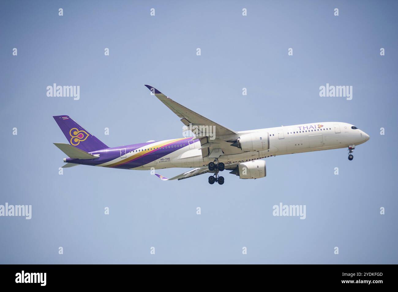 30.07.2023, Singapur, Republik Singapur, Asien, Ein Passagierflugzeug des Typs Thai Airways Airbus A350-900, das HS-THG beim Anflug auf Changi International registriert ist Stockfoto