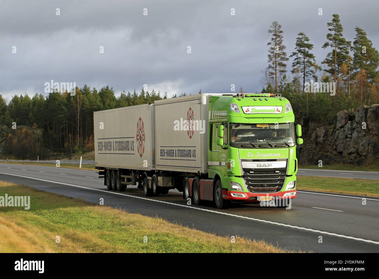 SALO, FINNLAND, 23. OKTOBER 2015: Kalkgrüner DAF XF Lkw mit Anhänger auf der Autobahn. DAF stellt auf der RAI-Messe in Amsterdam im Oktober 2015 neue Produkte vor Stockfoto