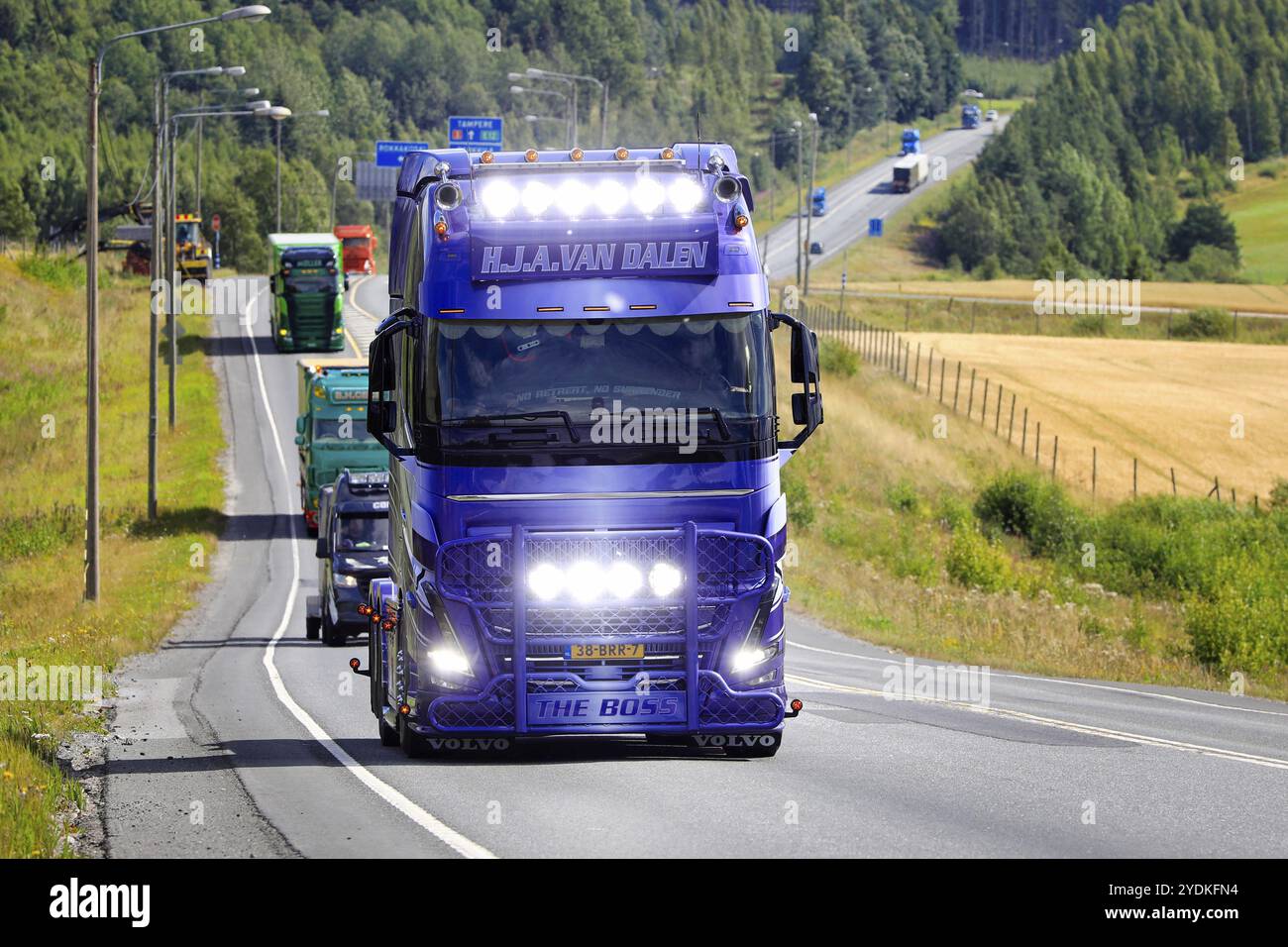 Volvo FH16 XXL Truck Year 2022 H.J.A. Van Dalen, Niederlande, mit hellen Scheinwerfern im Konvoi zur Power Truck Show. Pirkanmaa, Finnland. August 2022 Stockfoto