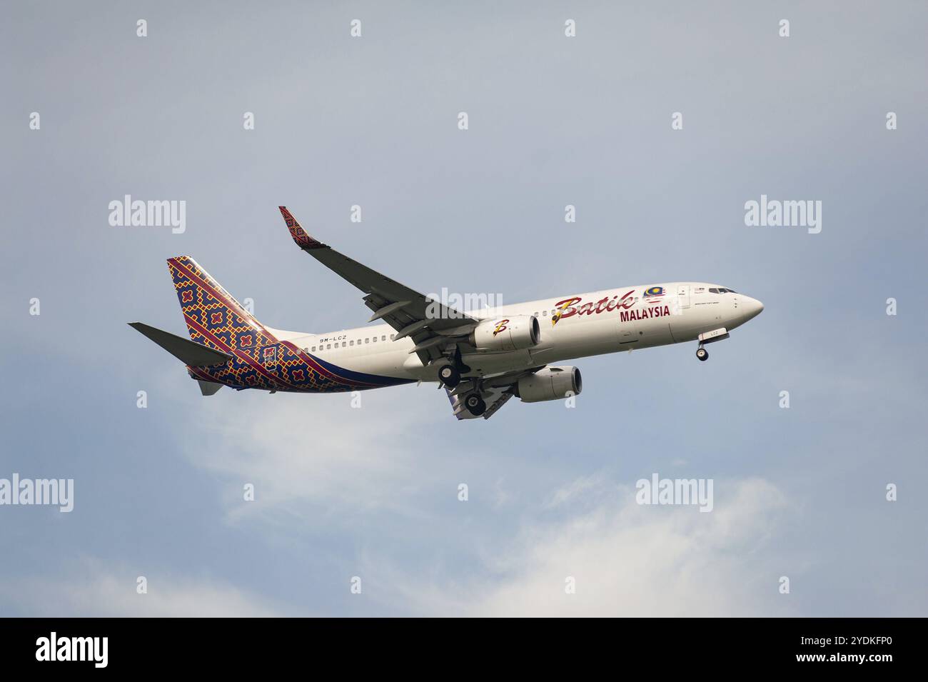 15.07.2023, Singapur, Republik Singapur, Asien, Ein Passagierflugzeug der Batik Air Malaysia Boeing 737-800, Eintragungszeichen 9M-LCZ, im Anflug nach Changi Stockfoto