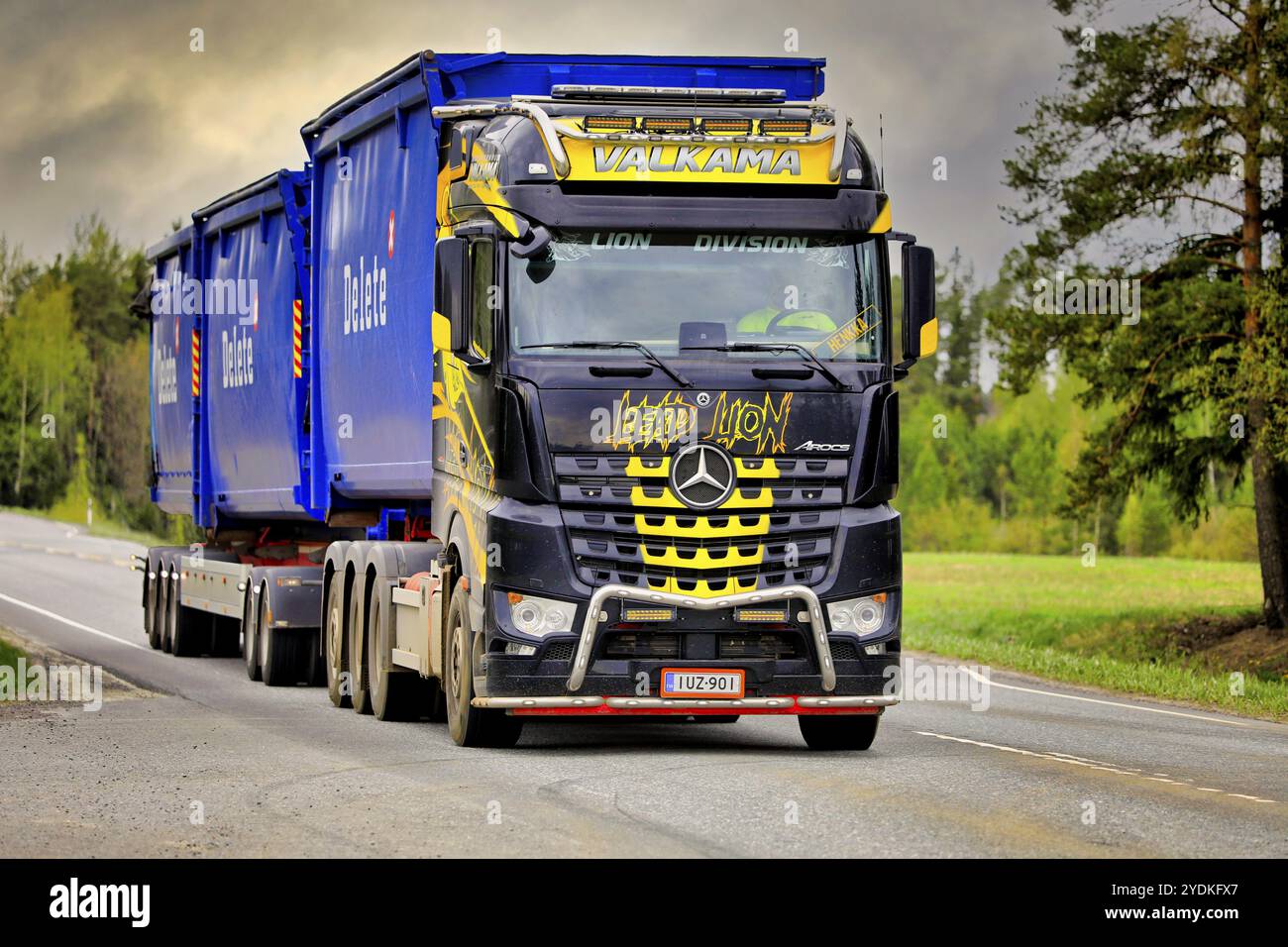 Wunderschön gestalteter Mercedes-Benz Arocs Hakenlift Lead Lion of Maanrakennus Valkama Oy zieht Anhänger löschen. Jokioinen, Finnland. Mai 2021 Stockfoto Wunderschön gestalteter Mercedes-Benz Arocs Hakenlift Lead Lion of Maanrakennus Valkama Oy zieht Anhänger löschen. Jokioinen, Finnland. Mai 2021 Stockfoto