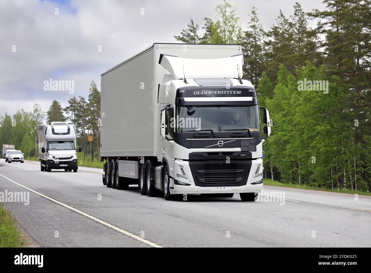 Raasepori, Finnland. Mai 2021. Volvo Trucks präsentiert den Volvo FM 460 Globe Truck als Teil seines neuen Lkw-Sortiments, hier Probefahrt auf der Straße 25 Stockfoto