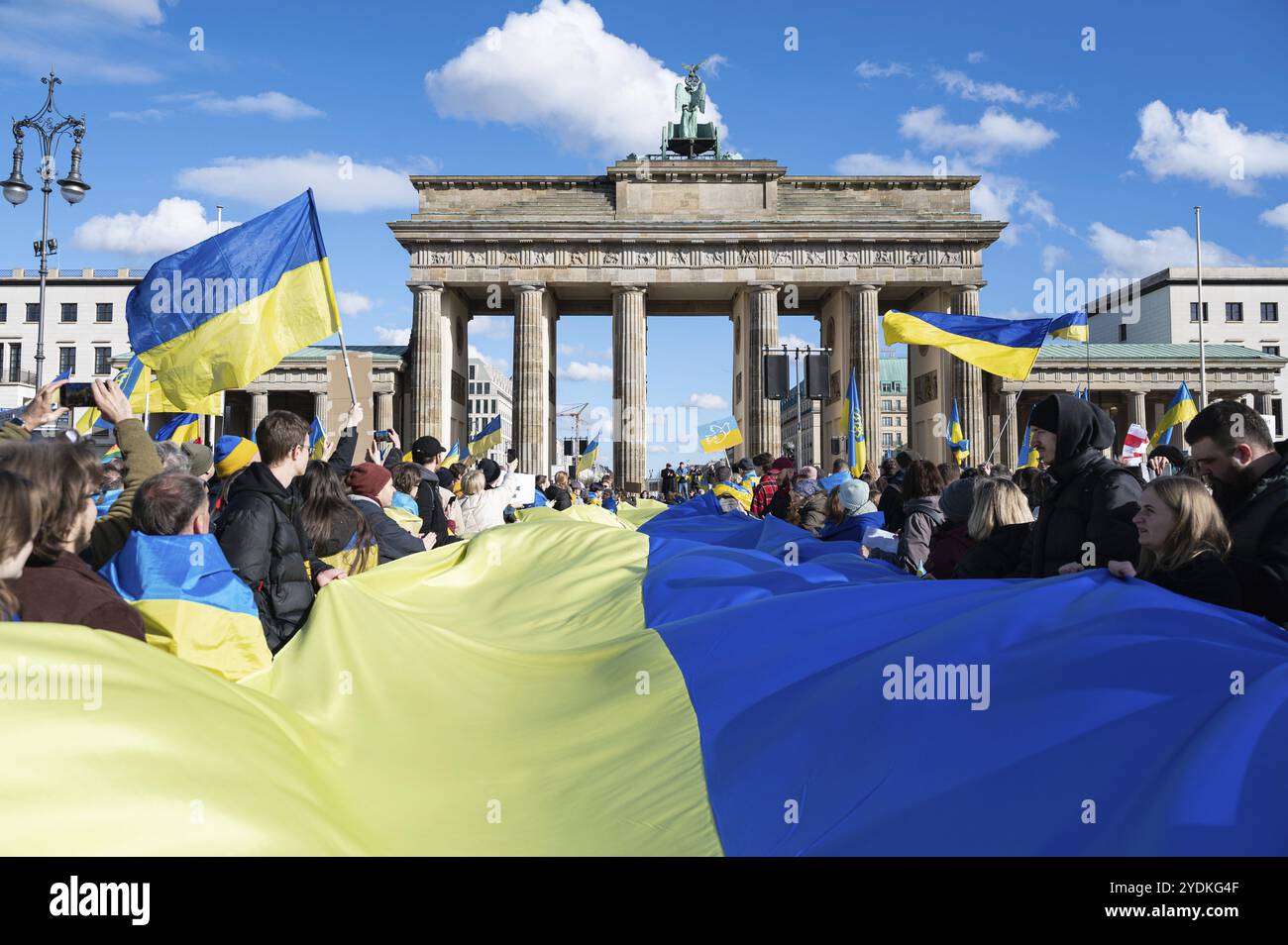 24.02.2024, Berlin, Deutschland, Europa, rund 2000 Menschen nehmen an einer friedlichen proukrainischen Protestkundgebung zum zweiten Jahrestag der Ruß Teil Stockfoto