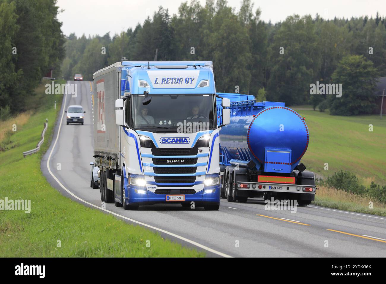 Salo, Finnland, 1. September 2018. Blau-weiß Next Generation Scania S450 Truck von L. Retva transportiert Freja Lastenauflieger im Lkw-Verkehr auf der Autobahn, EUR Stockfoto