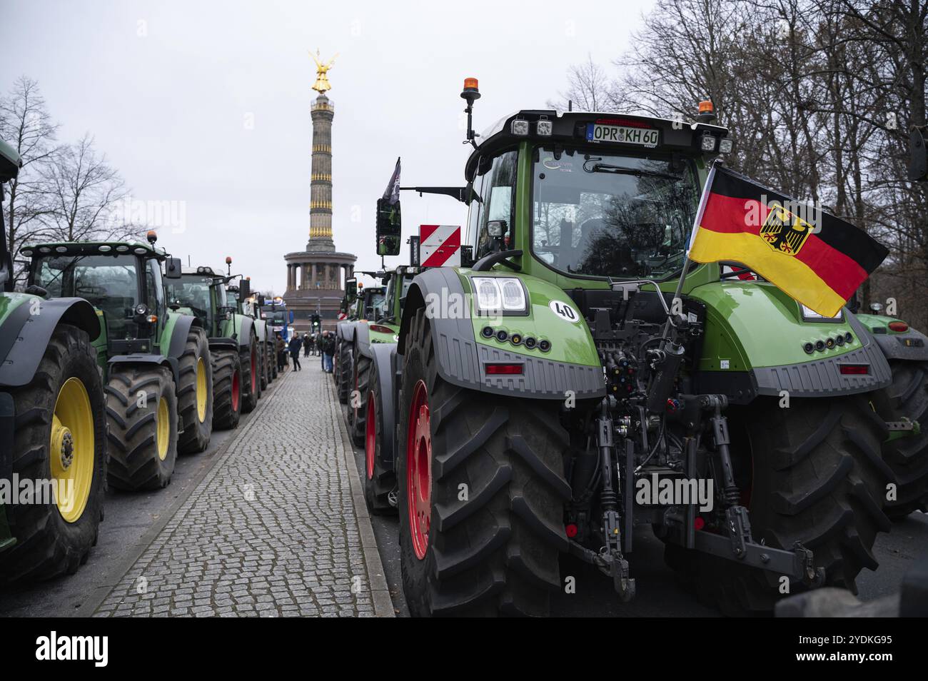 18.12.2023, Berlin, Deutschland, Europa, mehrere tausend Bauern demonstrieren mit ihren Traktoren vor dem Brandenburger Tor wieder in der Hauptstadt Stockfoto