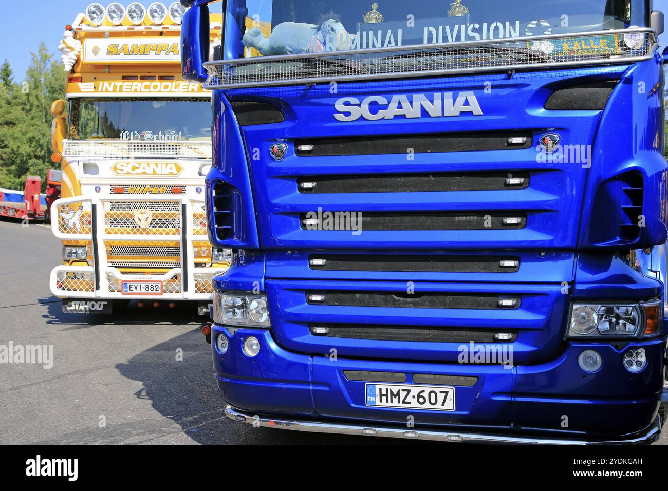 Blaue und gelbe Scania Trucks vorne am Tawastia Truck Weekend 2018, öffentliche Veranstaltung. Hameenlinna, Finnland, 14. Juli 2018, Europa Stockfoto