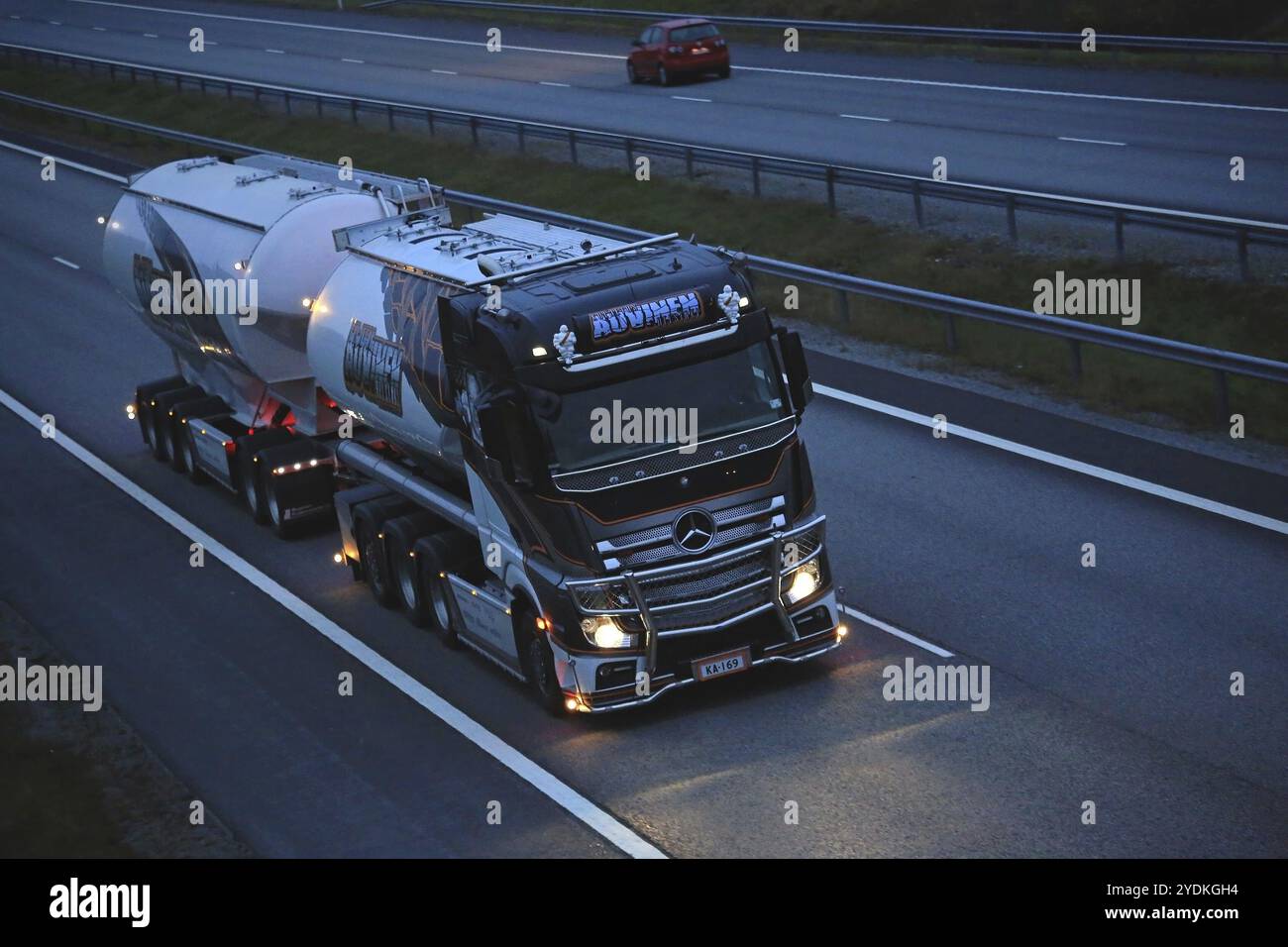 PAIMIO, FINNLAND, 21. OKTOBER 2016: Mercedes-Benz Actros Uniq Concept, der neueste Super-Doppeltankwagen von Kuljetus Auvinen, fährt über die Autobahn Stockfoto