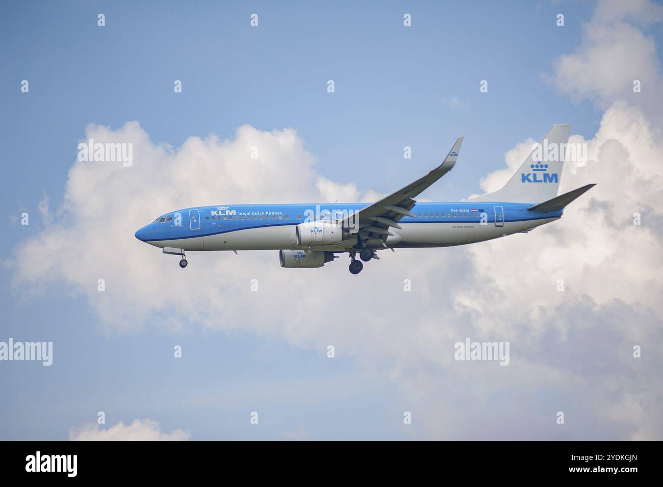 02.06.2024, Berlin, Deutschland, Europa, Ein Passagierflugzeug der KLM Boeing 737-8K2 mit der Registrierung PH-BXN beim Anflug auf den Flughafen Berlin Brandenburg BE Stockfoto