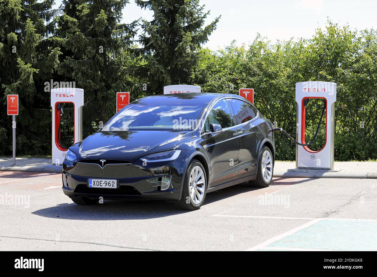 PAIMIO, FINNLAND, 14. JULI 2017: Tesla Model X Elektroauto wird an der Tesla Supercharger Station aufgeladen. Das Model X ist eine elektrische Luxusweiche Stockfoto